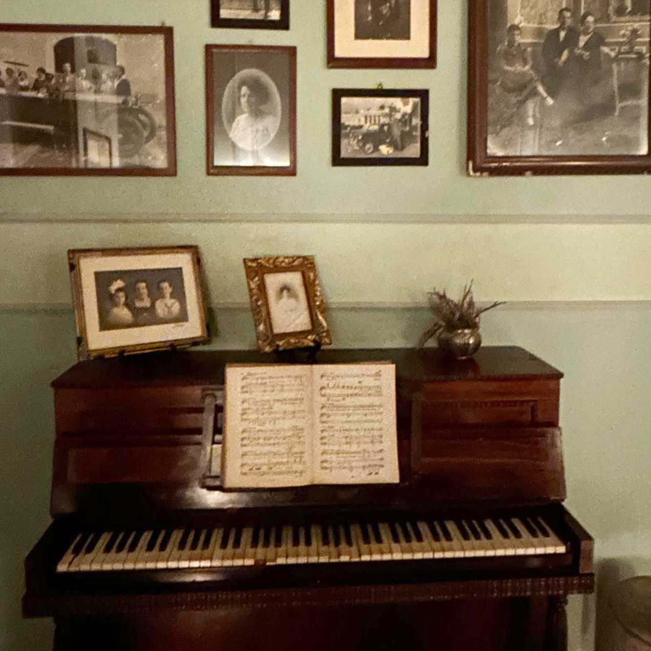 Uno dei pianoforti presenti a Villa Ardizzone