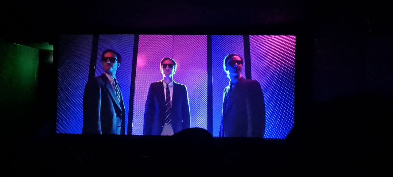 Franco Battiato mentre si esibisce in un videoclip di un suo brano famoso