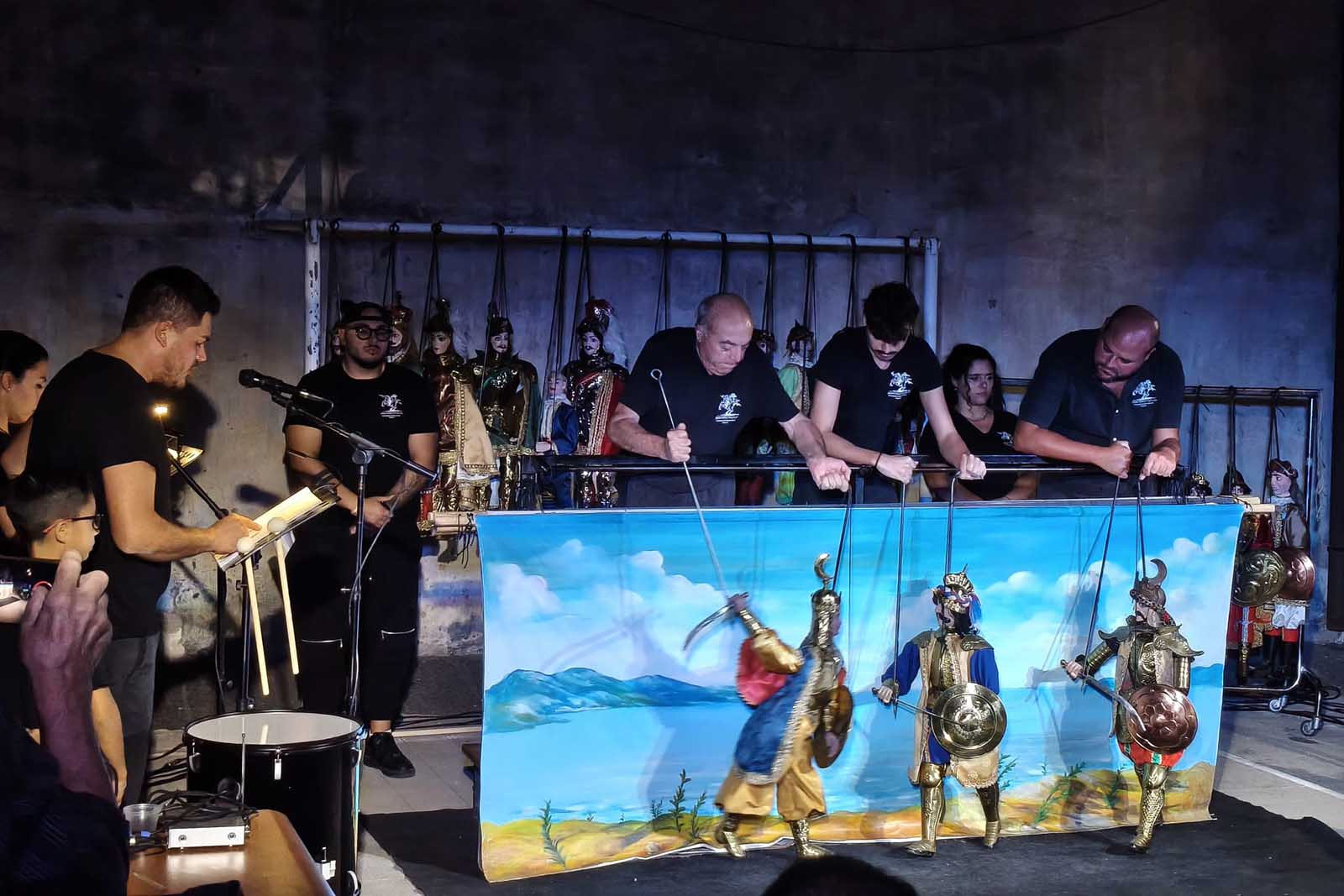 Un momento dello spettacolo dei pupi