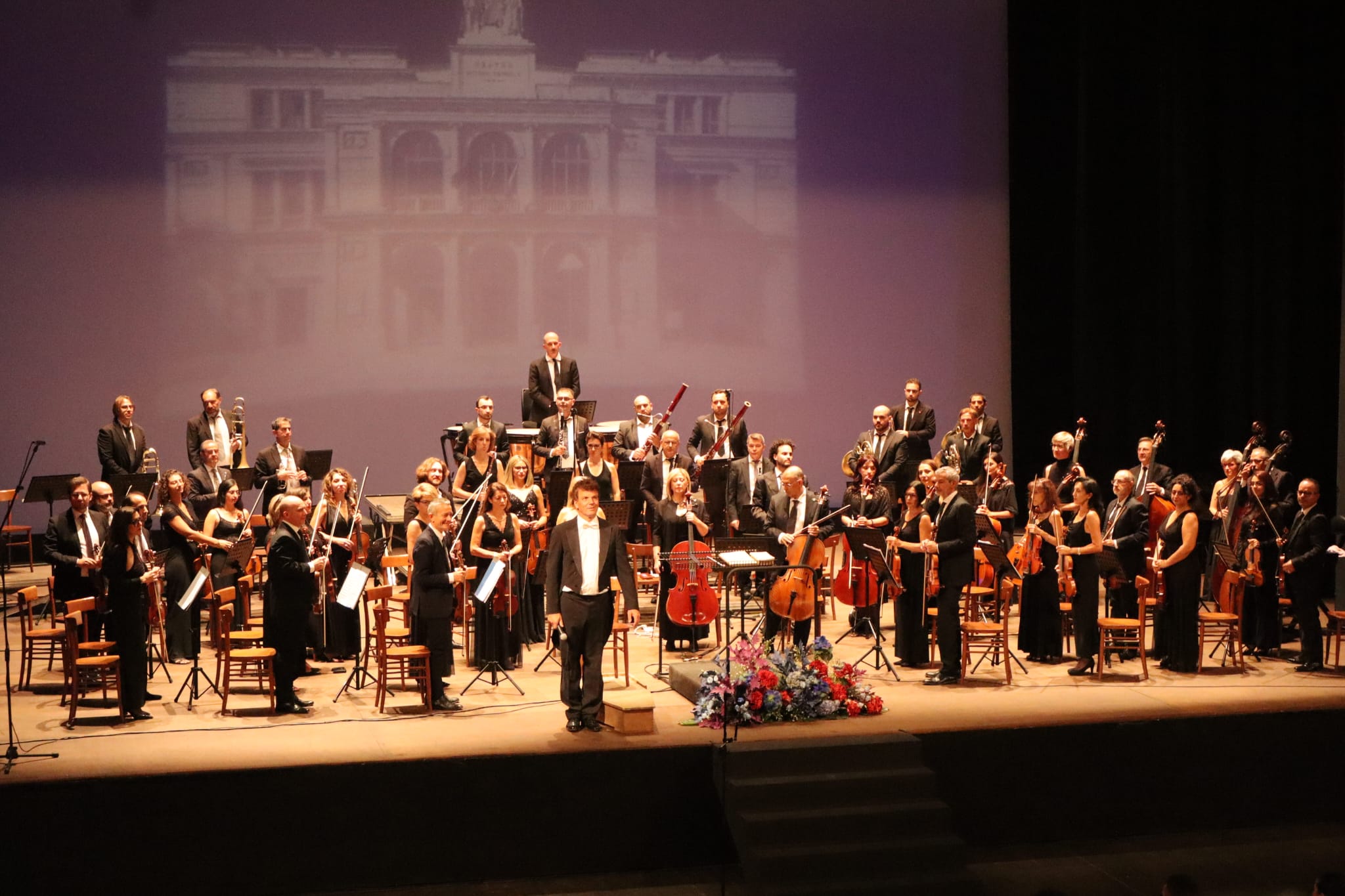 L’Orchestra del Teatro Vittorio Emanuele e il direttore d’orchestra