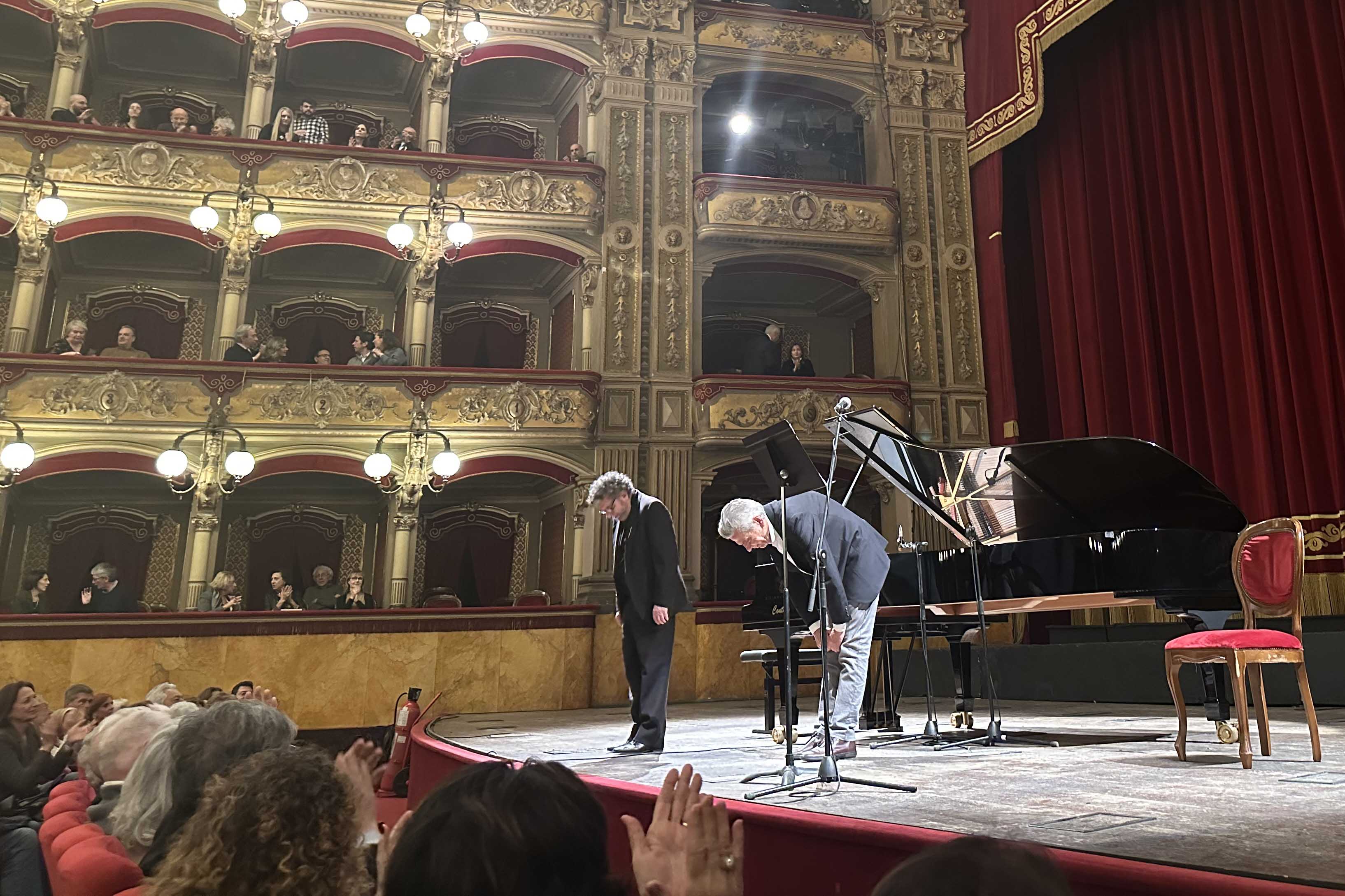 Gli artisti mentre ricevono gli applausi del pubblico