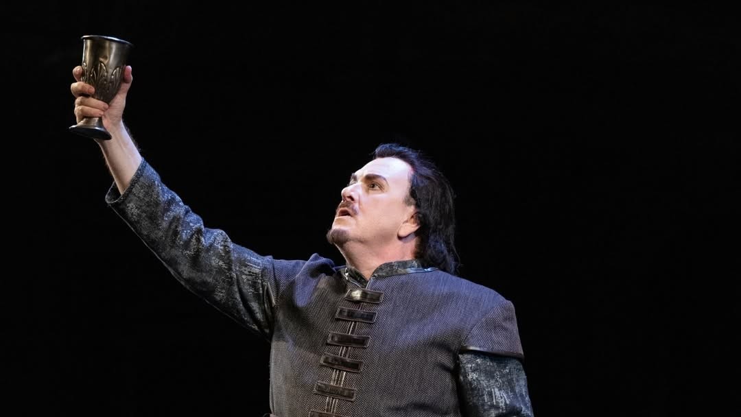 Jago che afferra la coppa