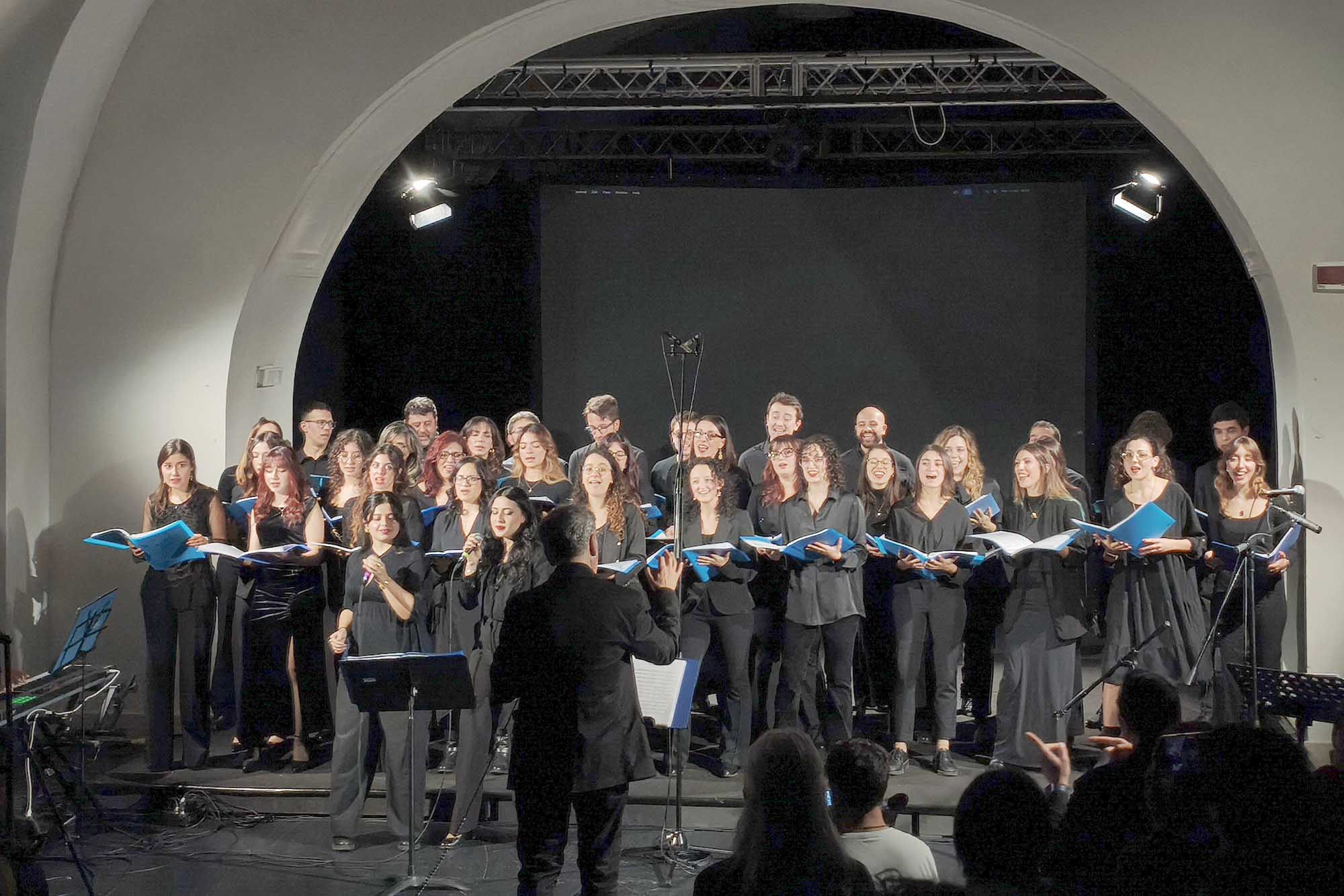 Il Coro d'Ateneo mentre interpreta Oh Happy Day!