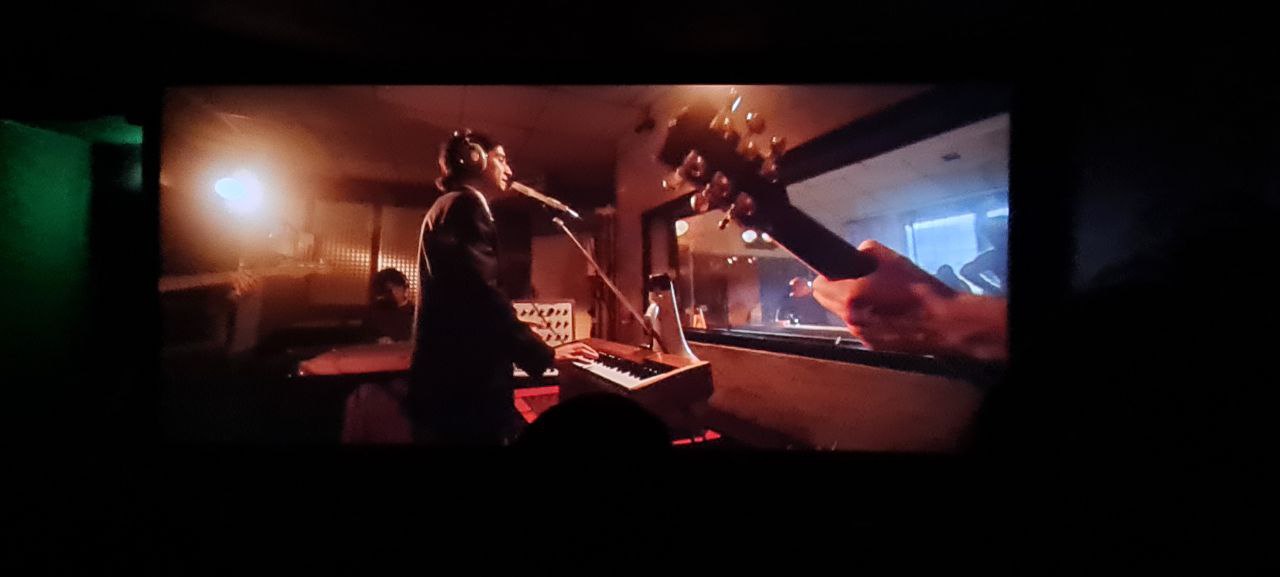 Frame del film in cui Battiato incide uno dei suoi pezzi