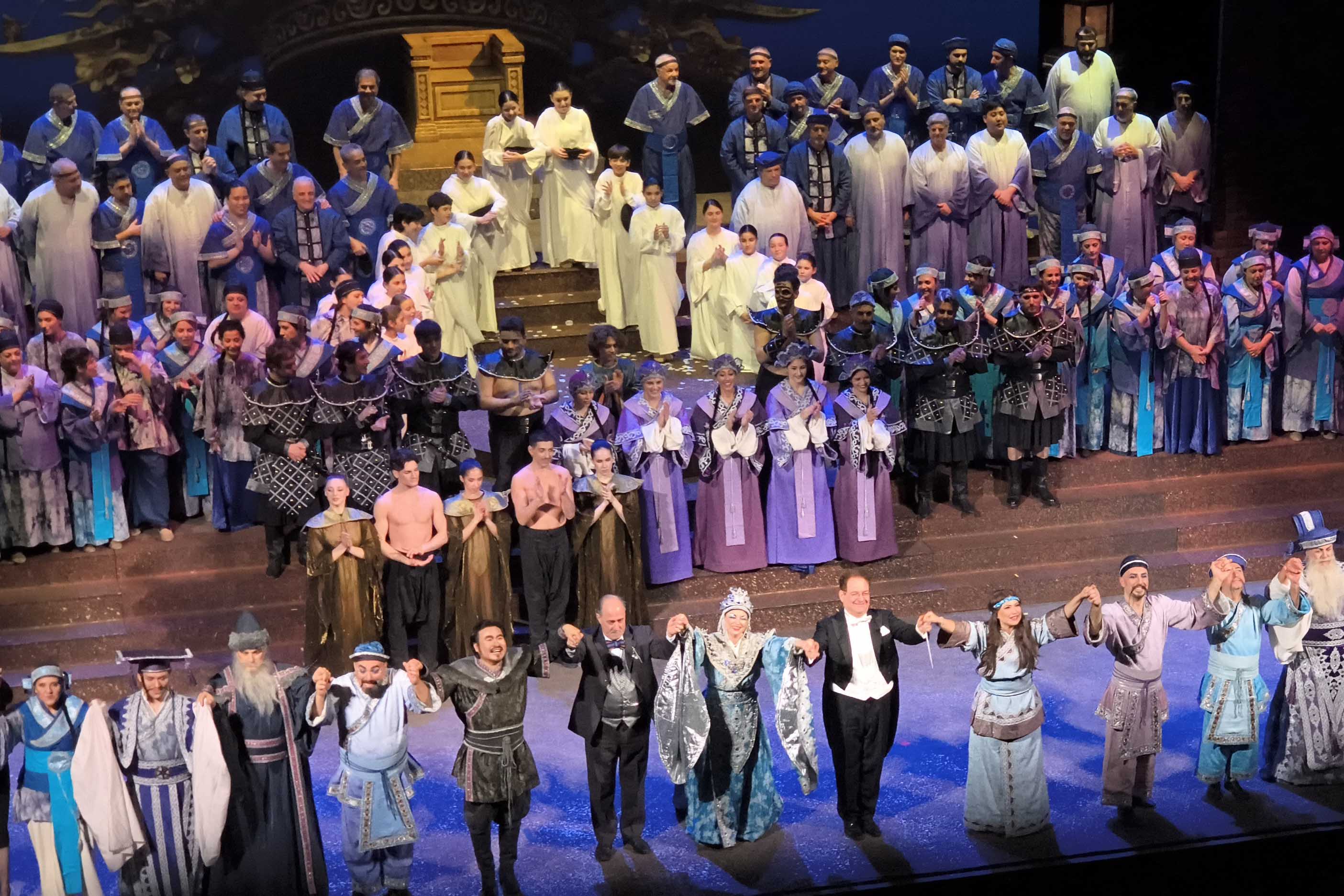 Parte del cast sulla scena