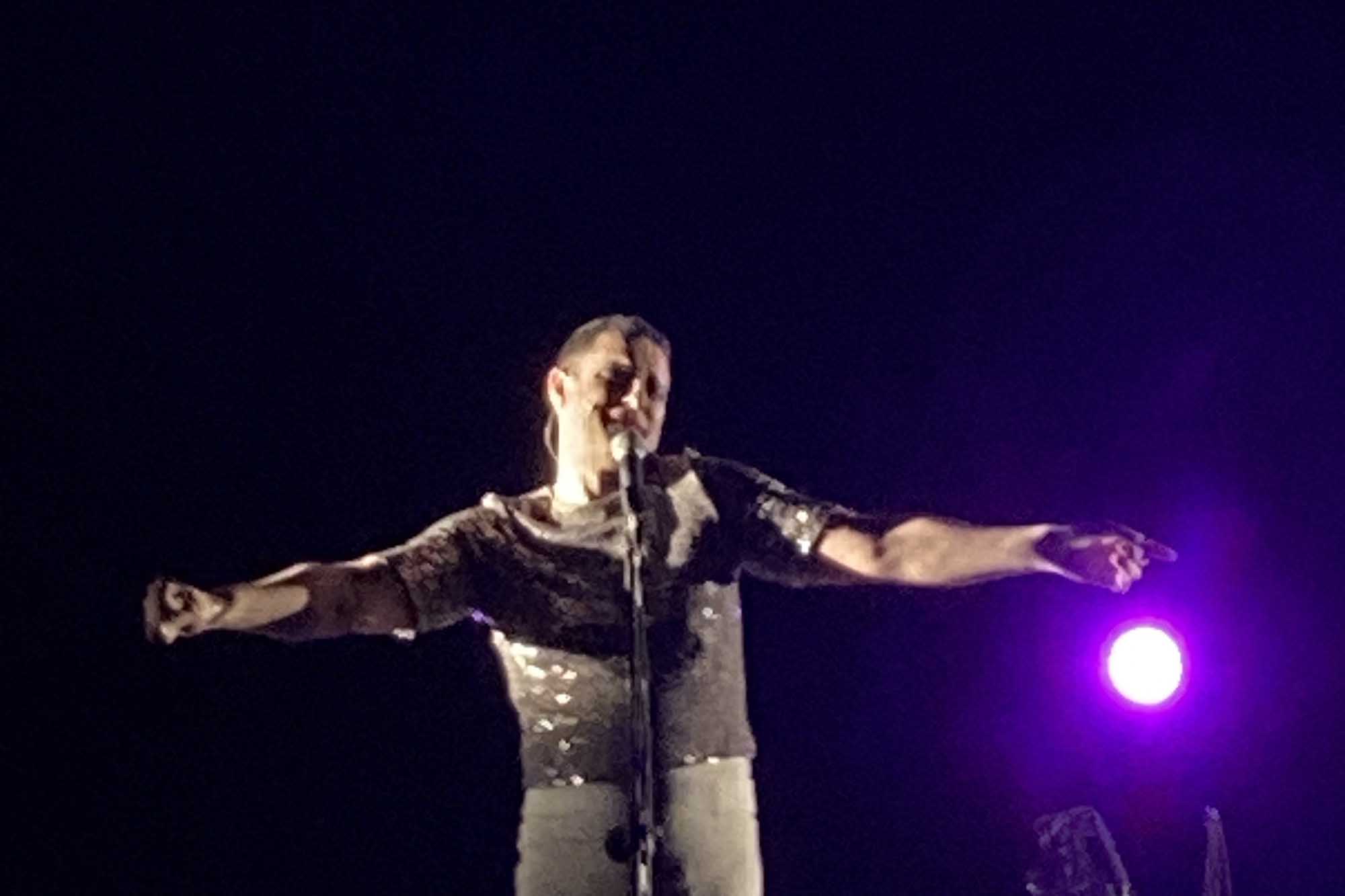 Tindaro durante la sua esibizione