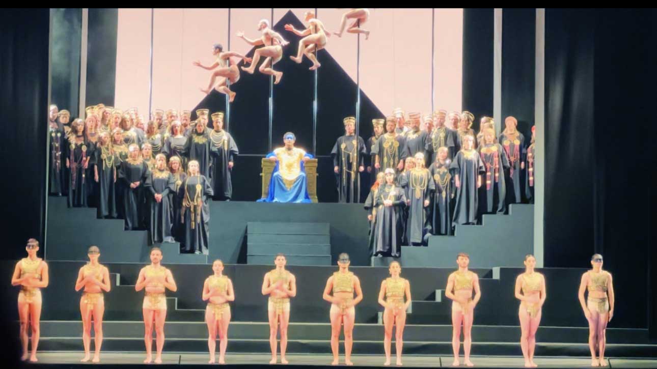 Parte del cast sul palco