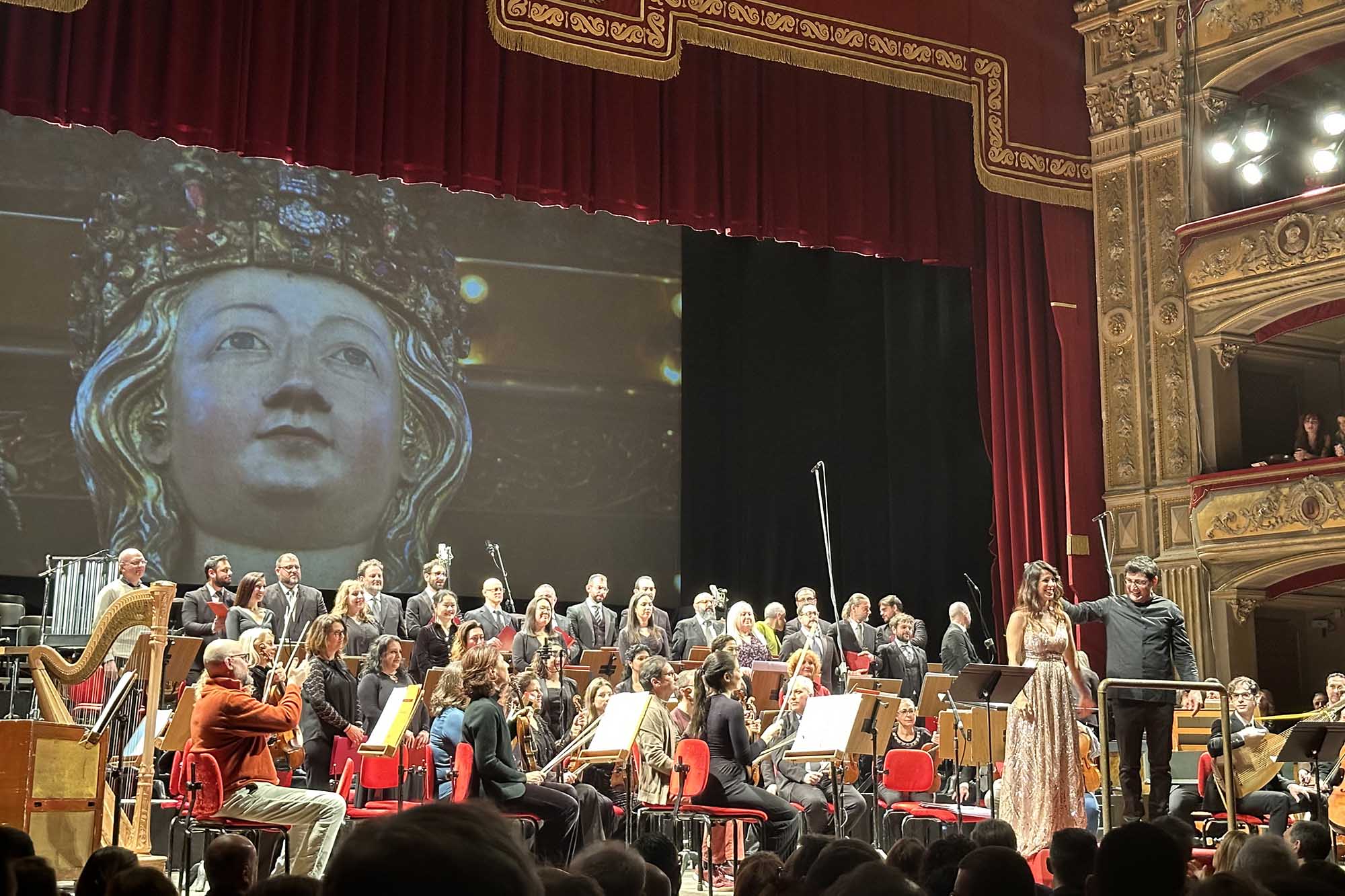 Il mezzosoprano Lo Monaco, il direttore Prandi, l’orchestra e il coro del Teatro Bellini