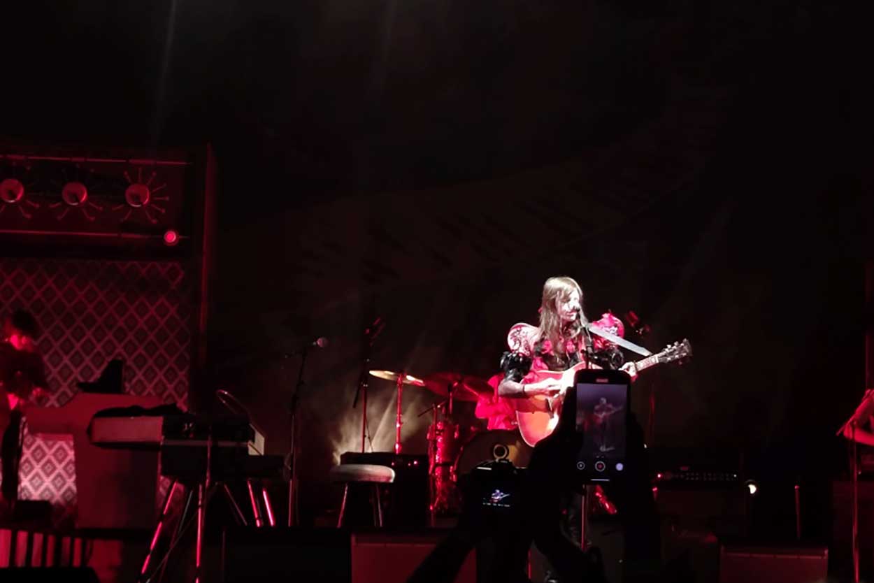 Lucio Corsi alla chitarra