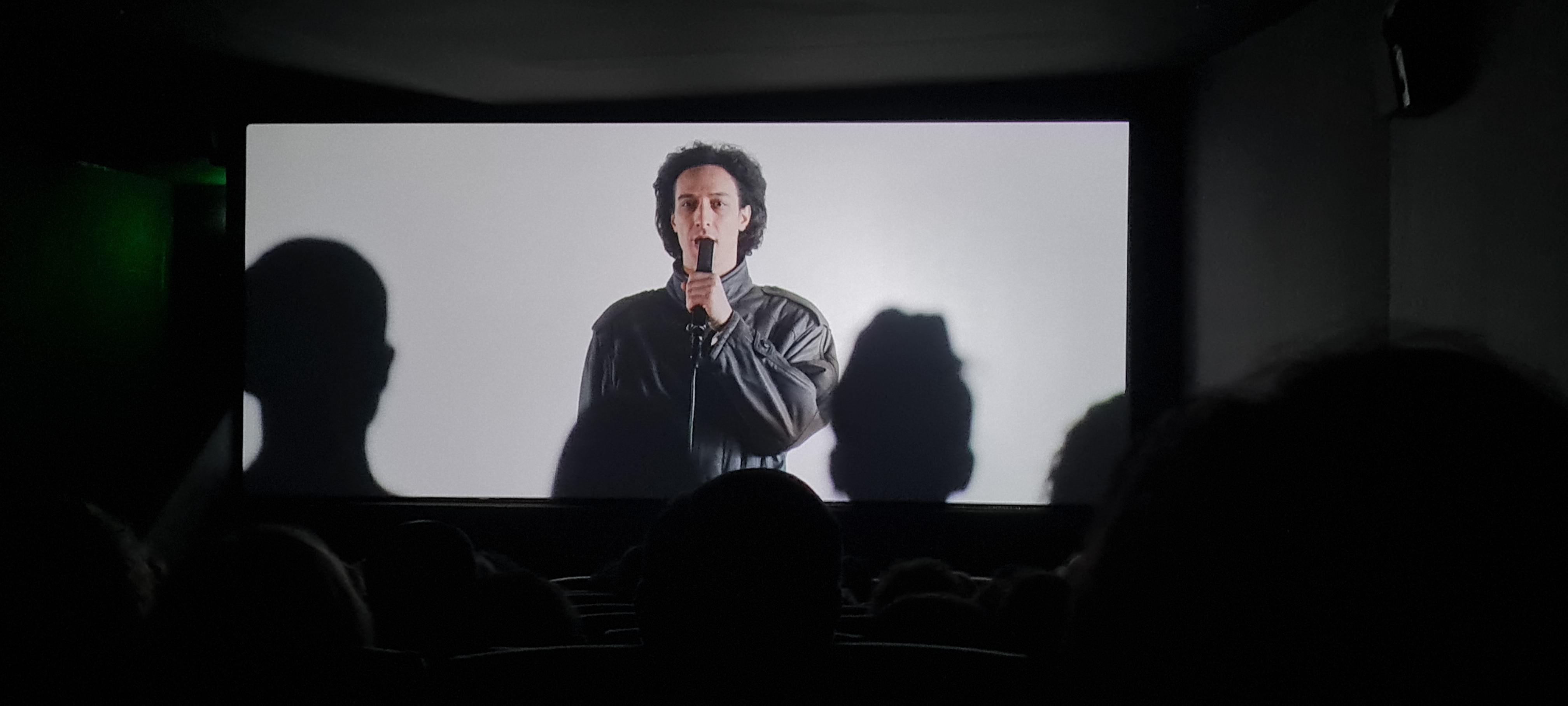 Un frame della rimediazione del videoclip "Centro di gravità permanente"