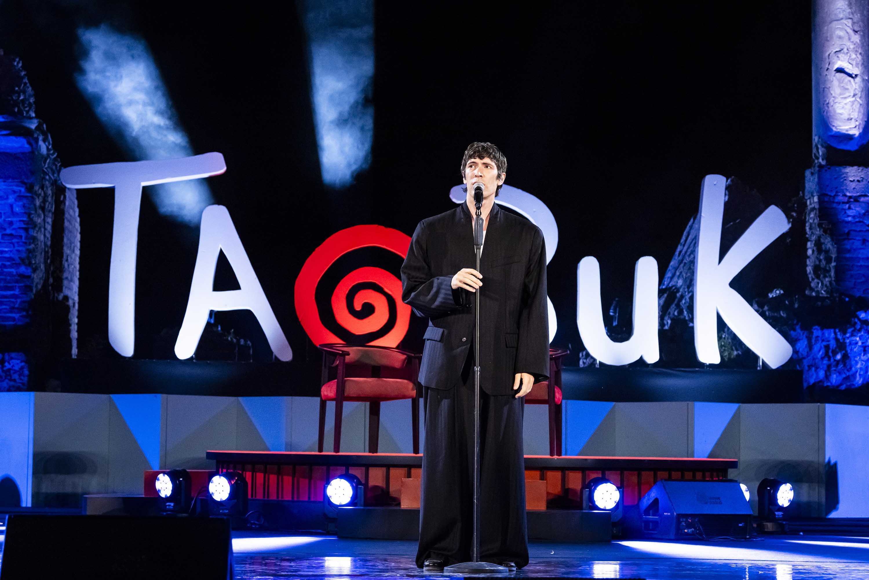 Giovanni Cacco durante l’interpretazione di "La stagione dell’amore"