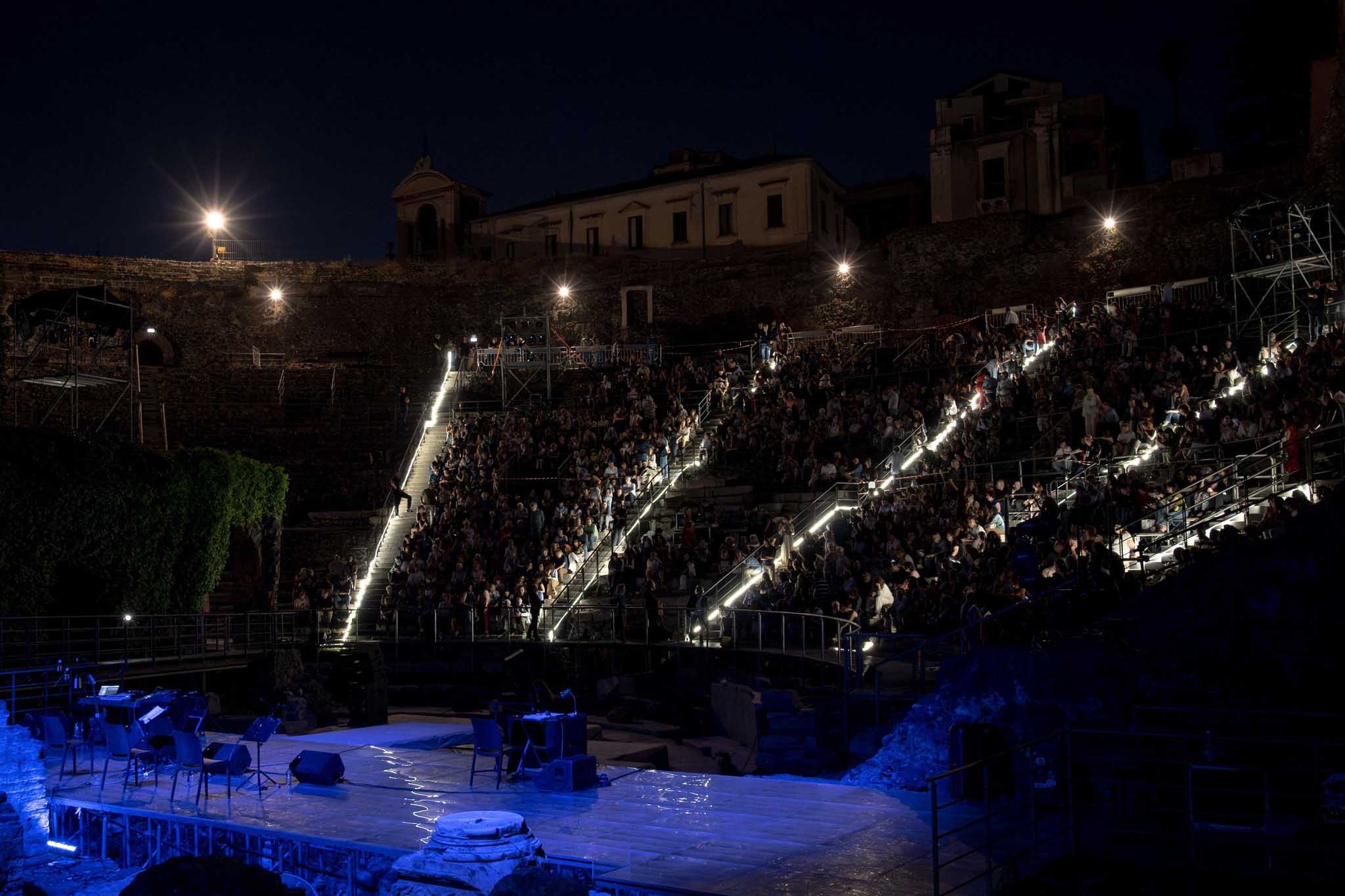 Il pubblico presente al Teatro greco-romano di Catania