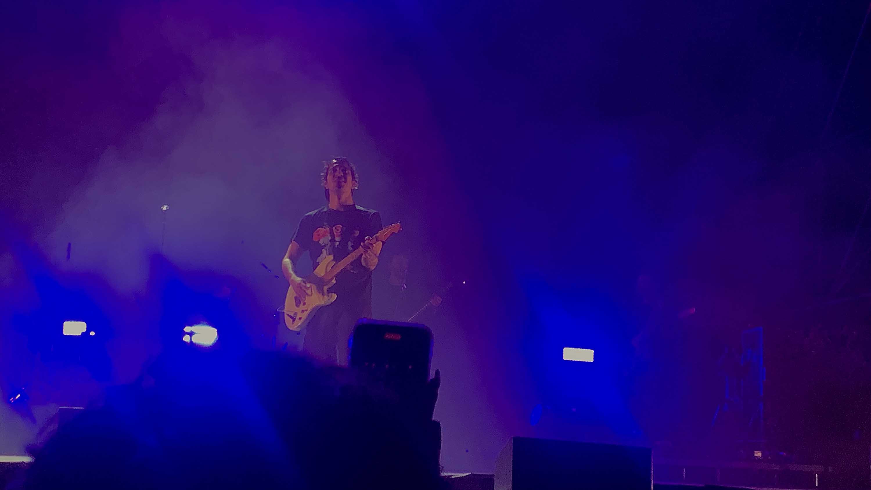 Tananai che suona la chitarra durante Abissale