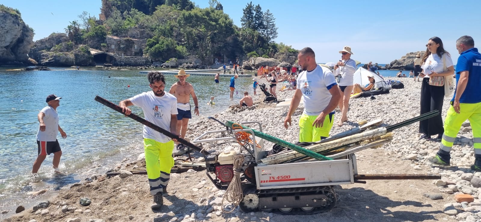 Attività di bonifica dell'arenile
