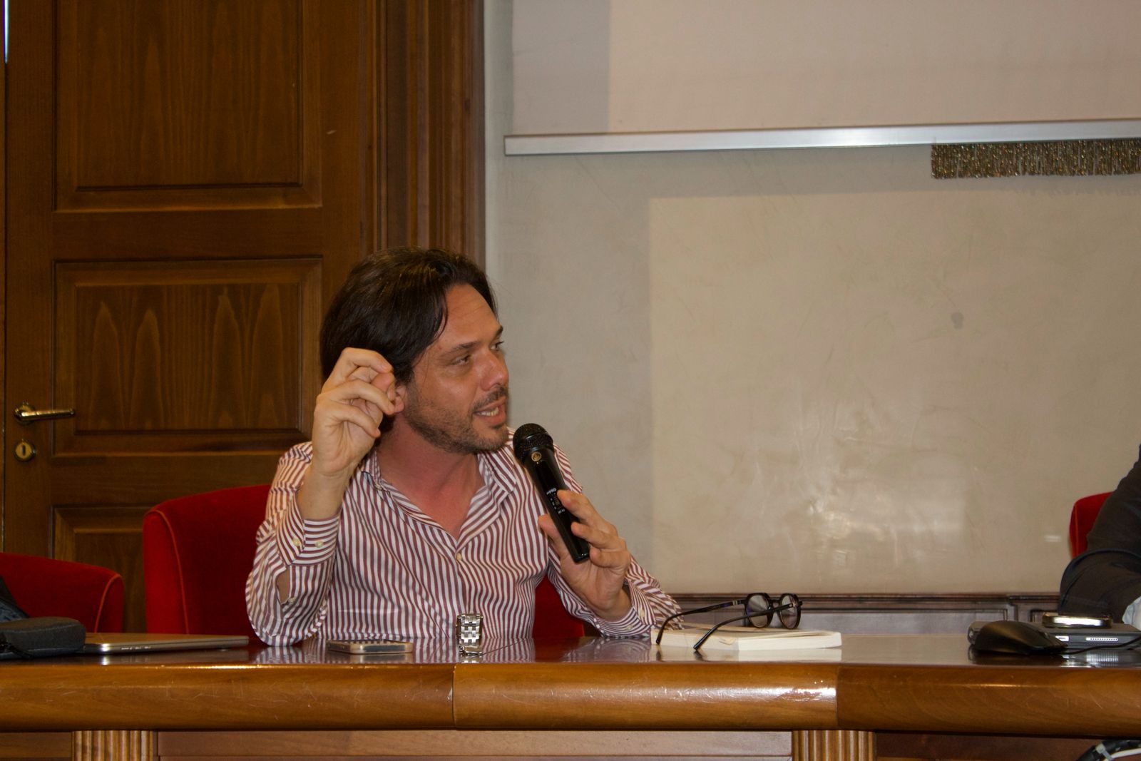 Un momento dell'intervento del prof. Jacopo Torrisi