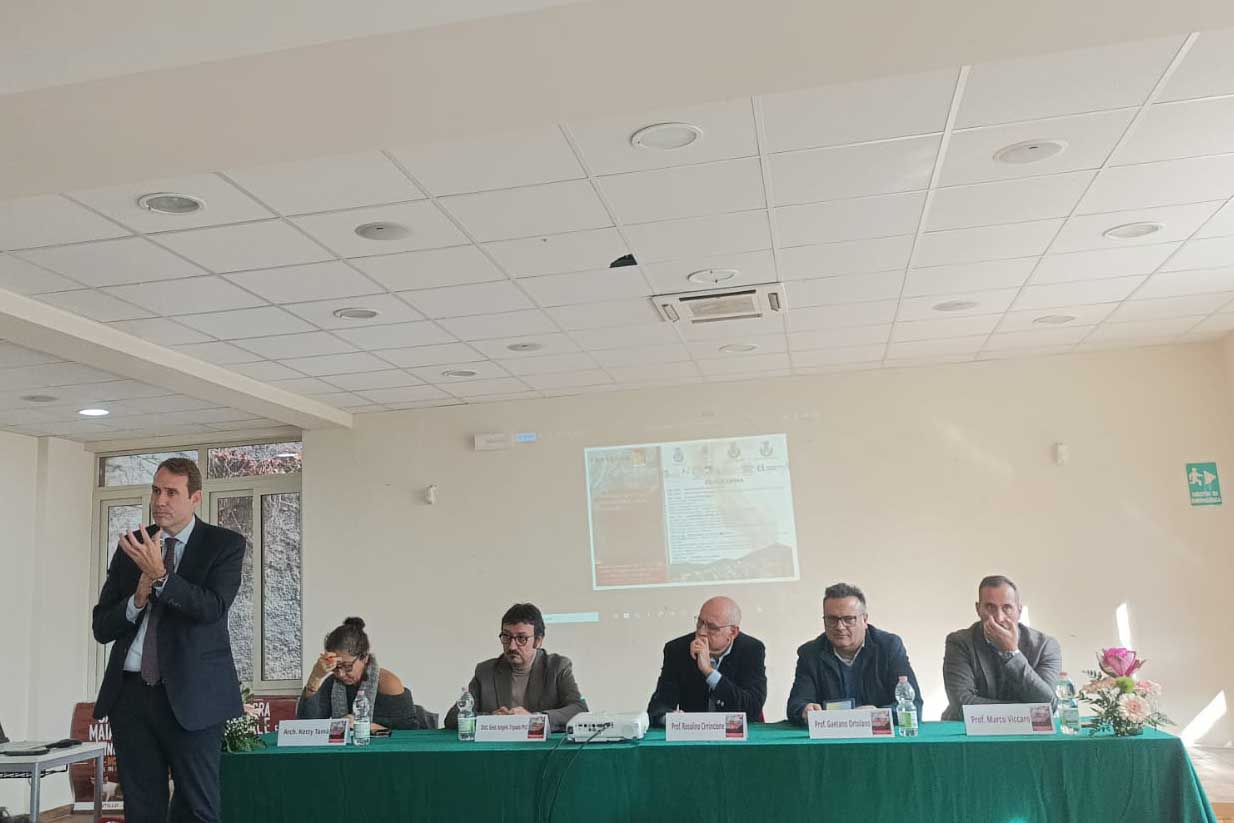 In foto da sinistra Luca Sammartino, l’architetto Tamà (moderatrice del convegno), Angelo Tripodo, Rosolino Cirrincione, Gaetano Ortolano e Marco Viccaro