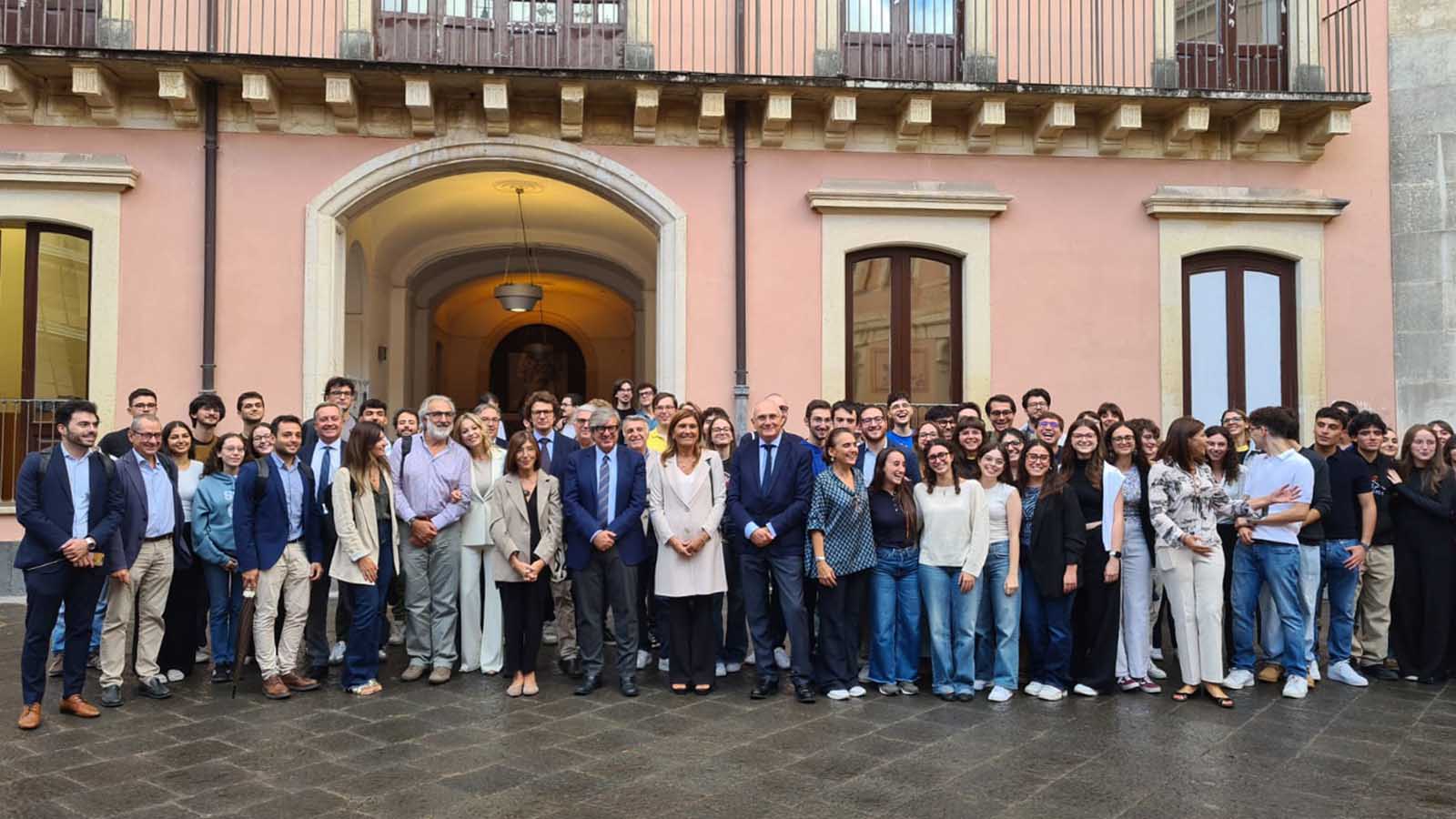 La prof.ssa Ida Nicotra insieme con il rettore Enrico Foti, la prorettrice Lina Scalisi e gli allievi della Ssc
