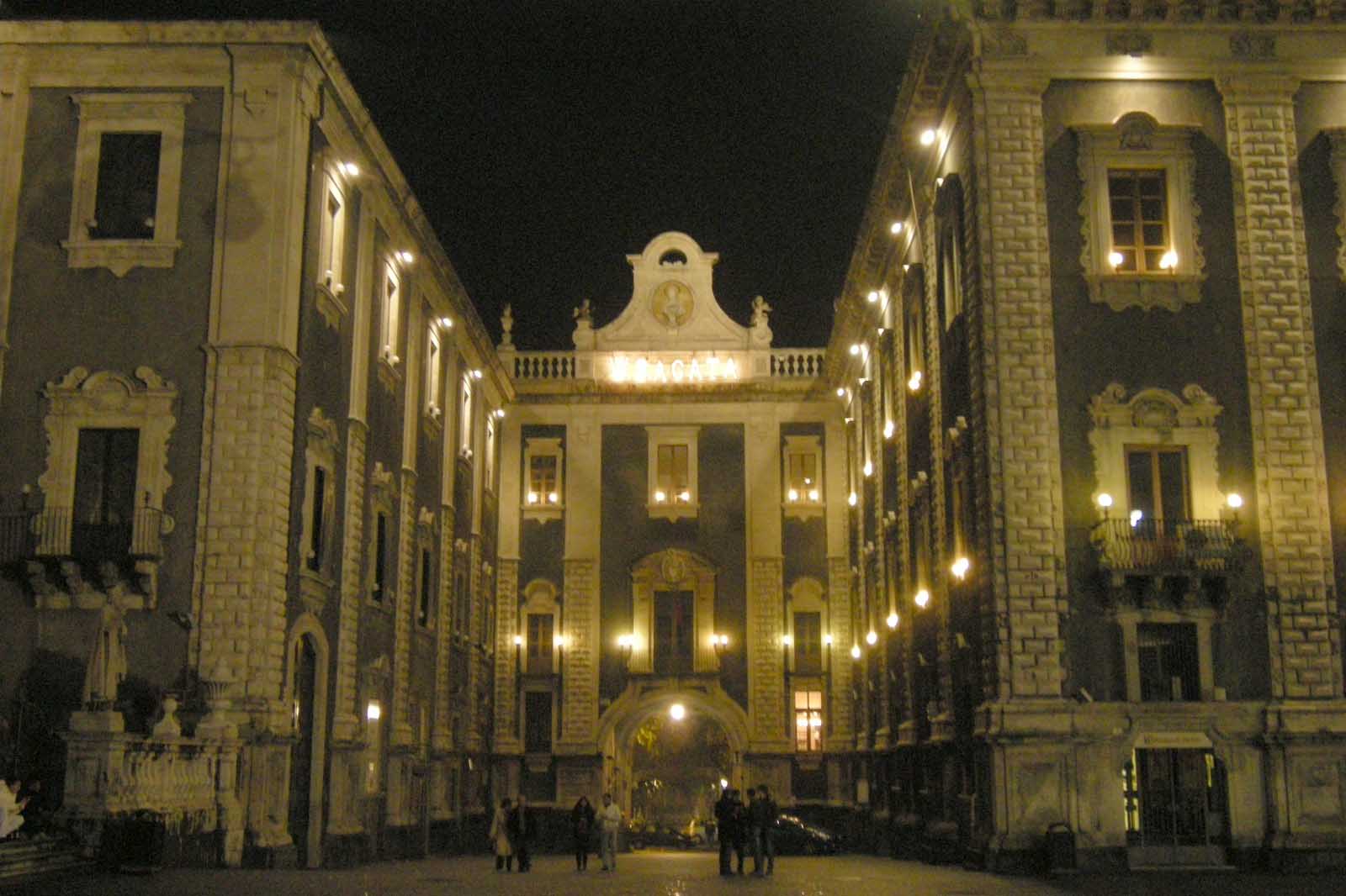 In foto Porta Uzeda (fonte Wikipedia)