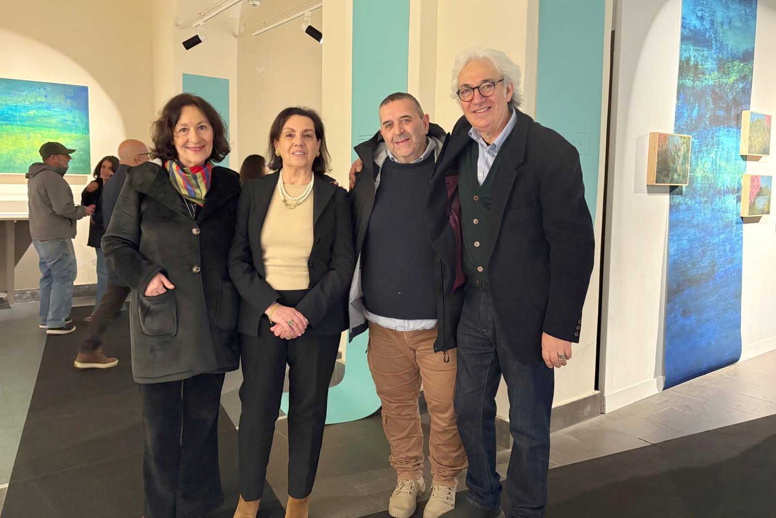 L'artista Antonio Recca insieme con alcuni visitatori