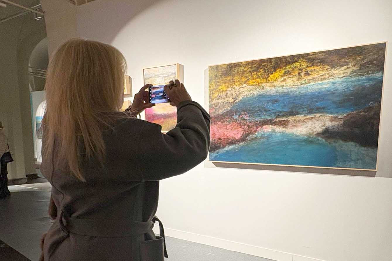 Una visitatrice presente alla mostra di Antonio Recca