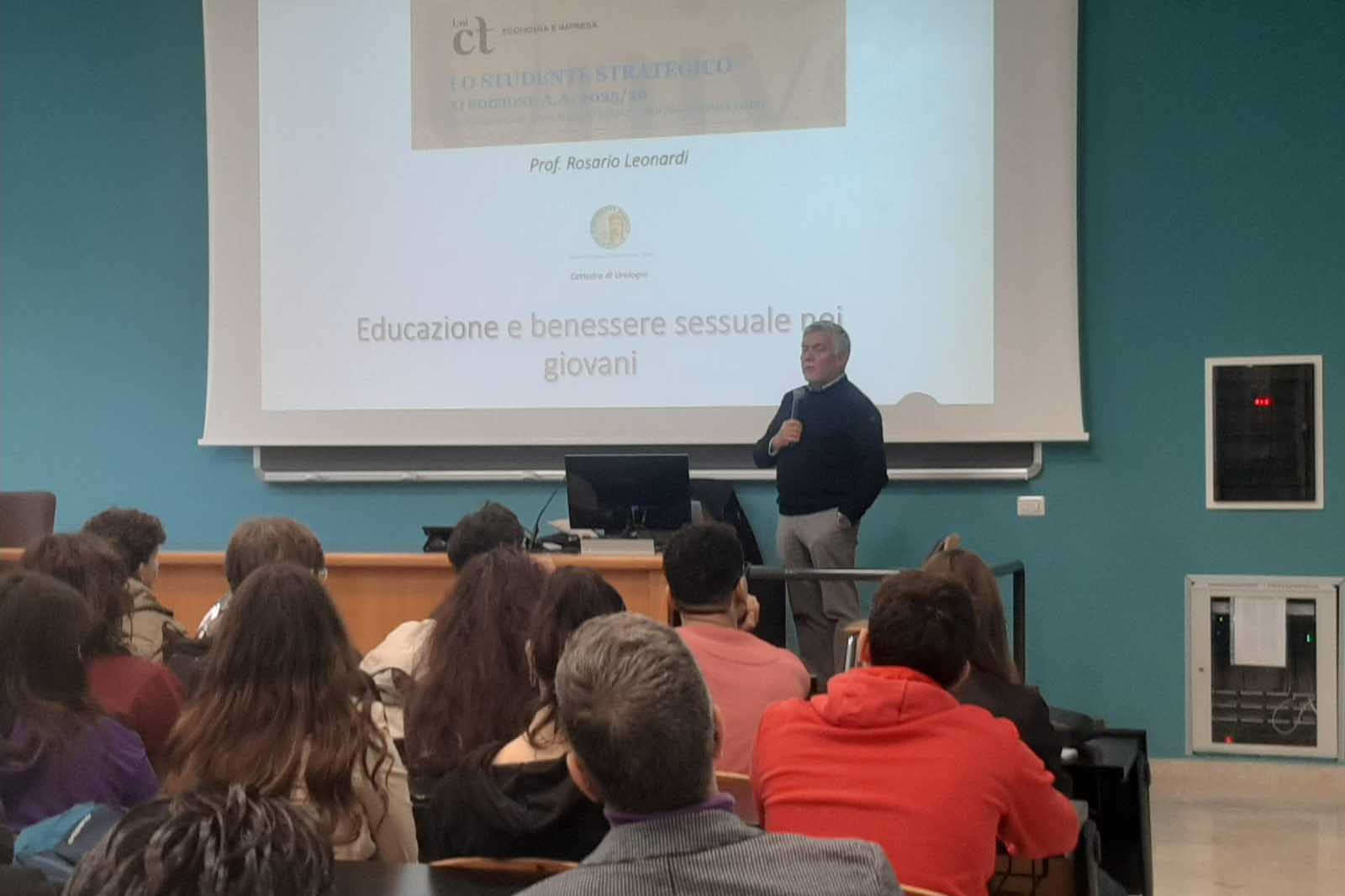 Un momento dell'intervento del prof. Rosario Leonardi
