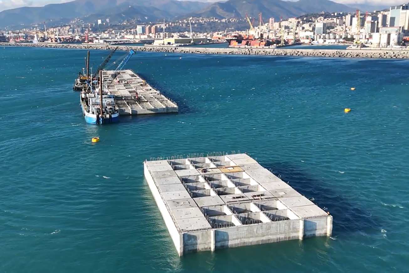 La posa del sesto cassone della nuova diga foranea di Genova (foto portsofgenoa.com)