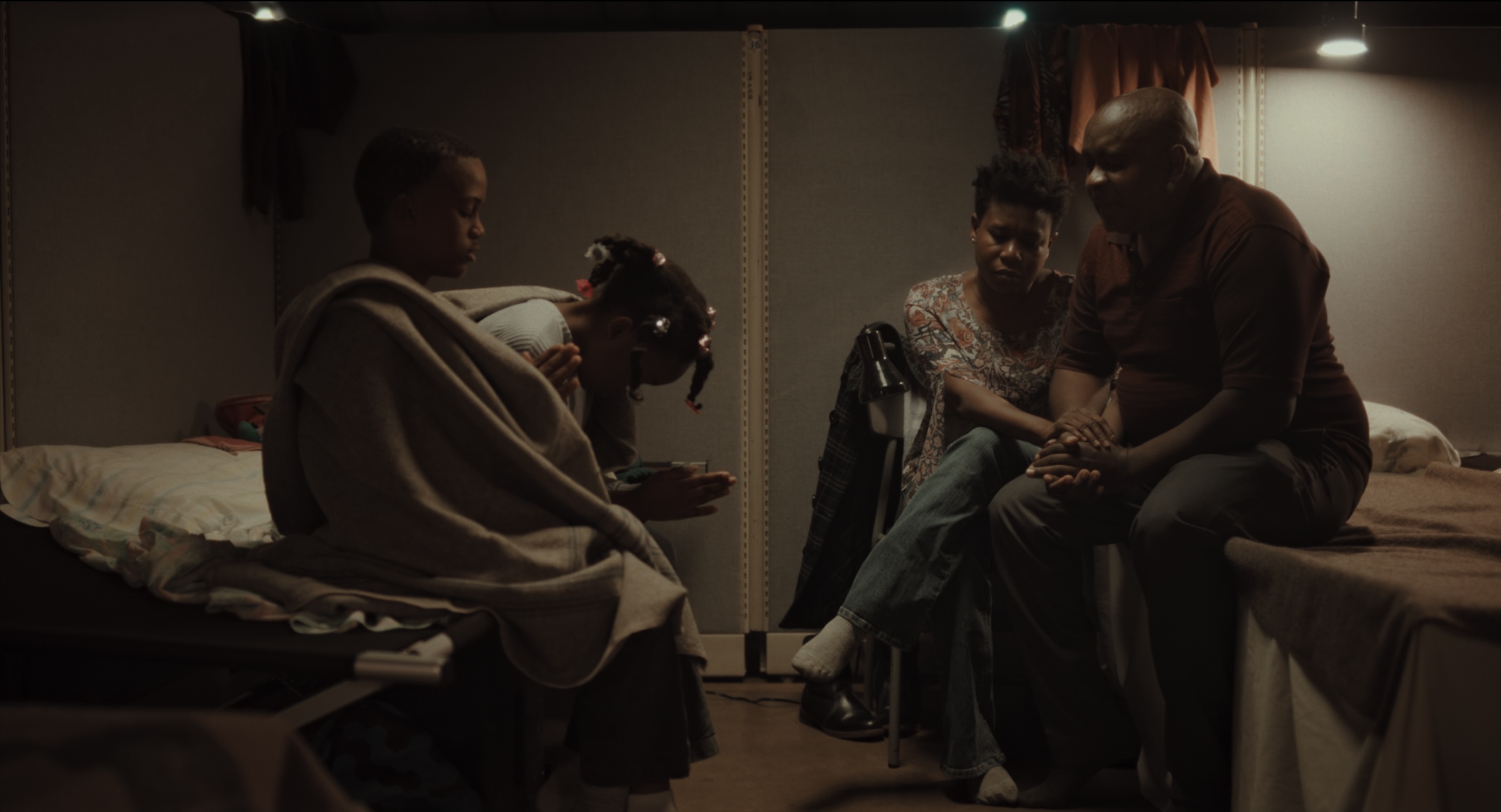 Una scena del cortometraggio di Colin Nixon, Someone’s trying to get in