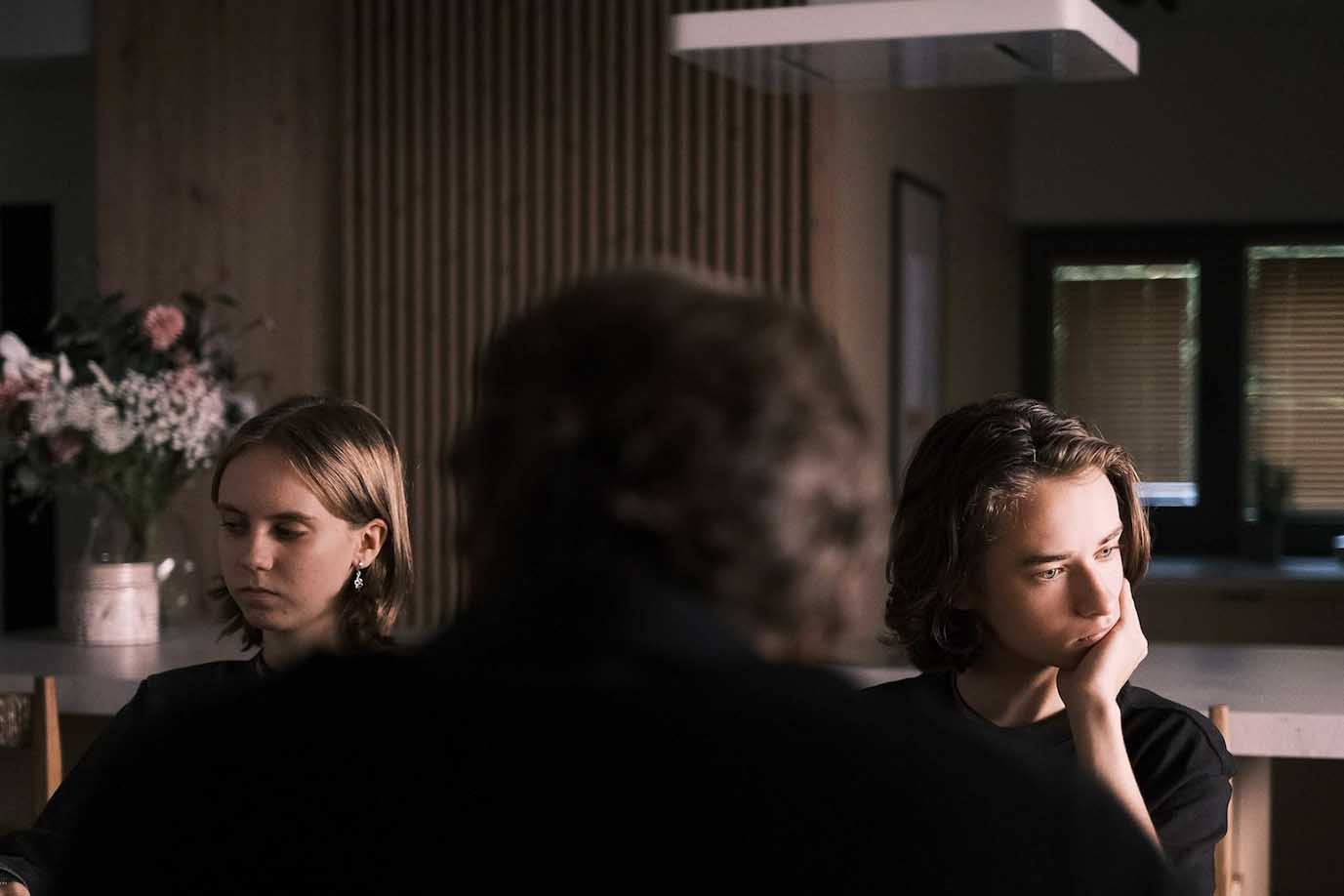 Un frame del film "Per il vostro bene"