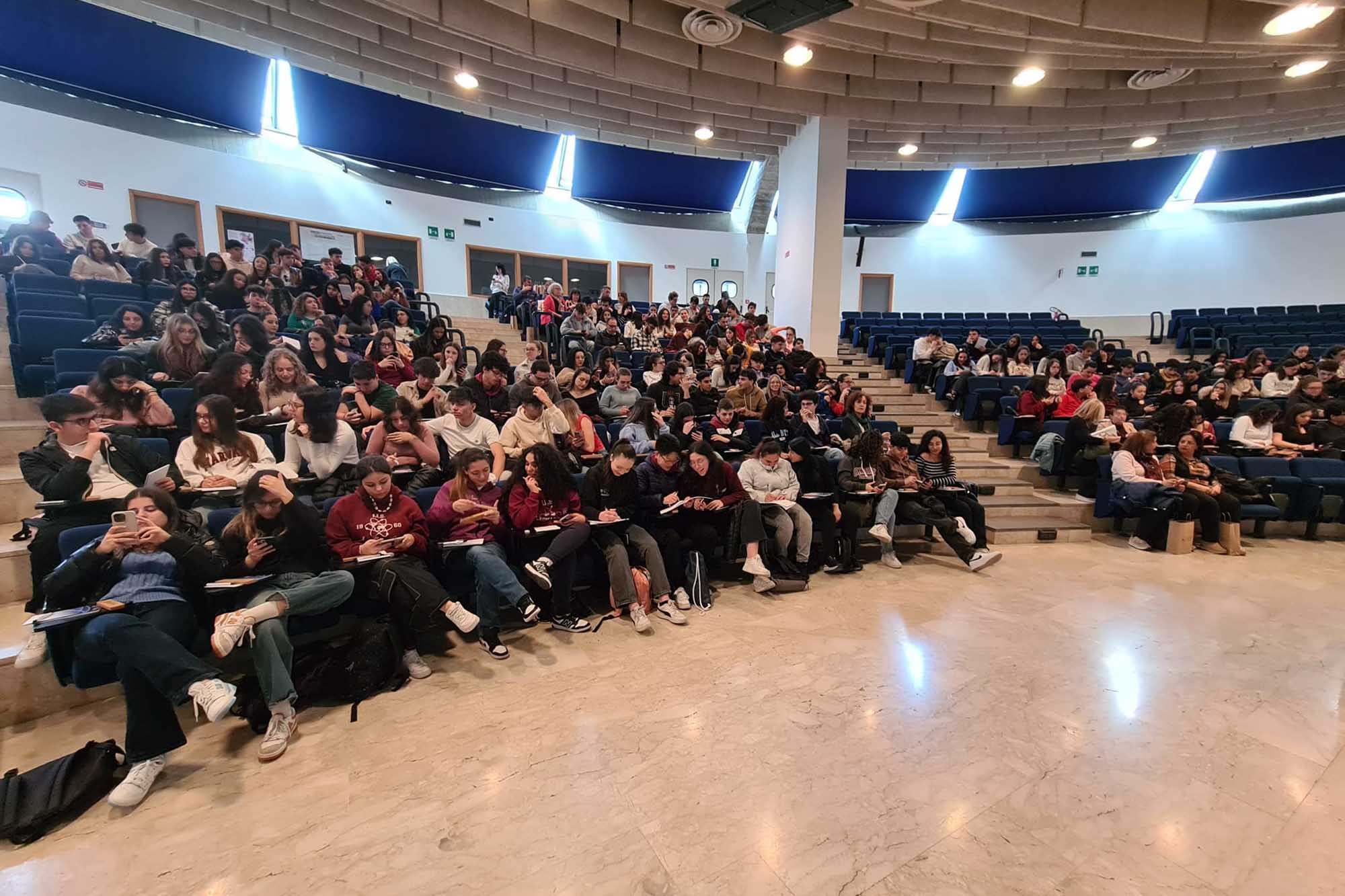 Gli studenti presenti nell'aula magna del Polo Bioscientifico