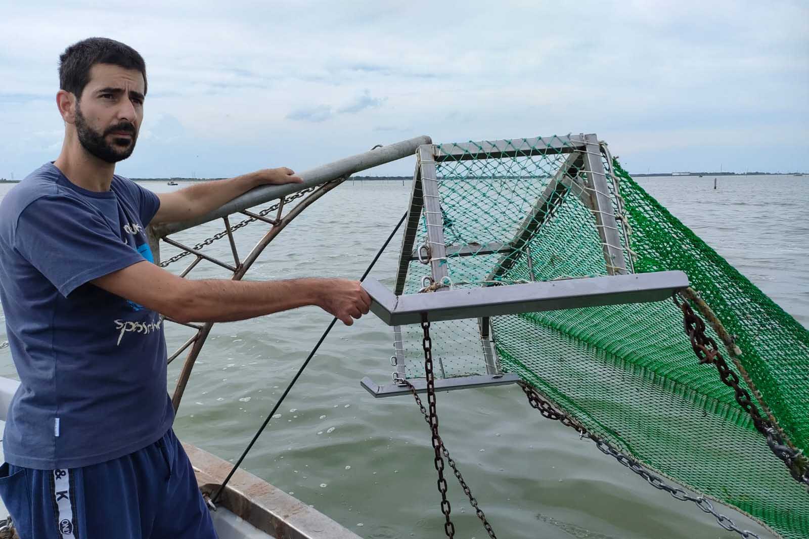 Francesco Tiralongo in un'attività di pesca nell'area del Delta del Po