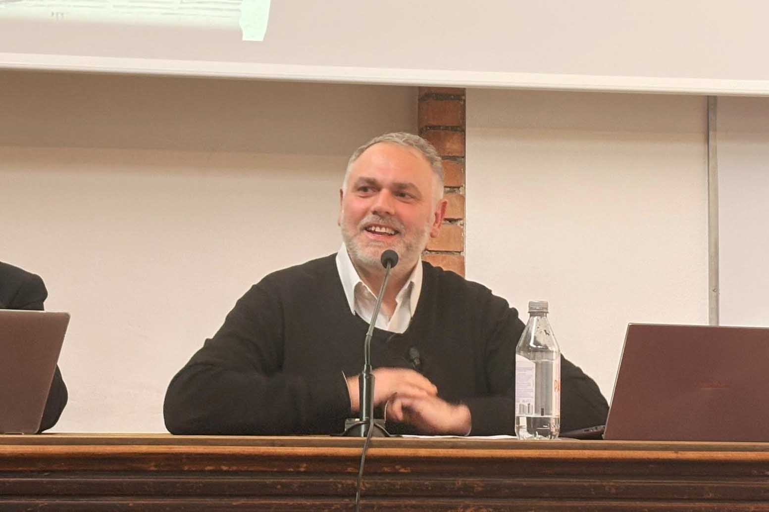 Il professore Vincenzo Lagioia durante il suo intervento