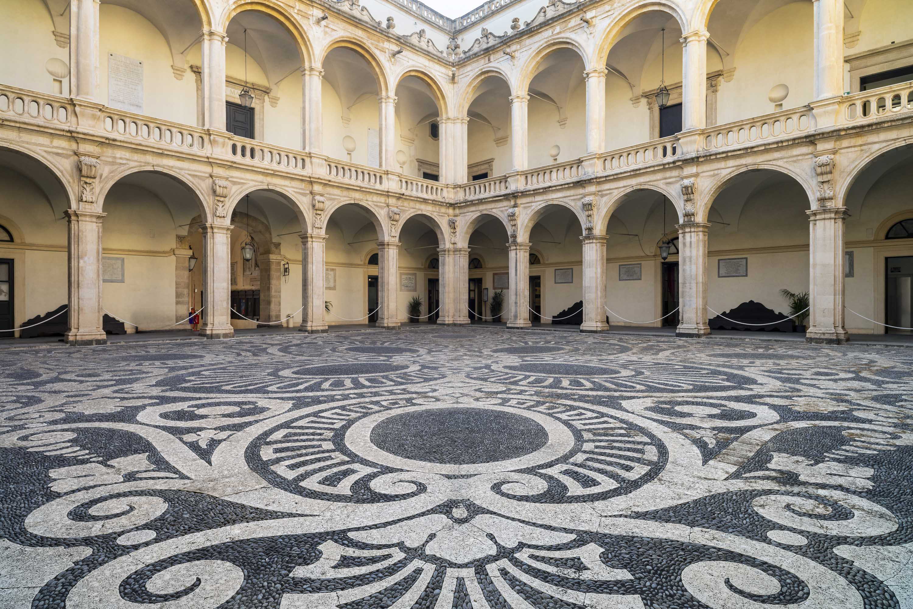Il chiostro del Palazzo centrale