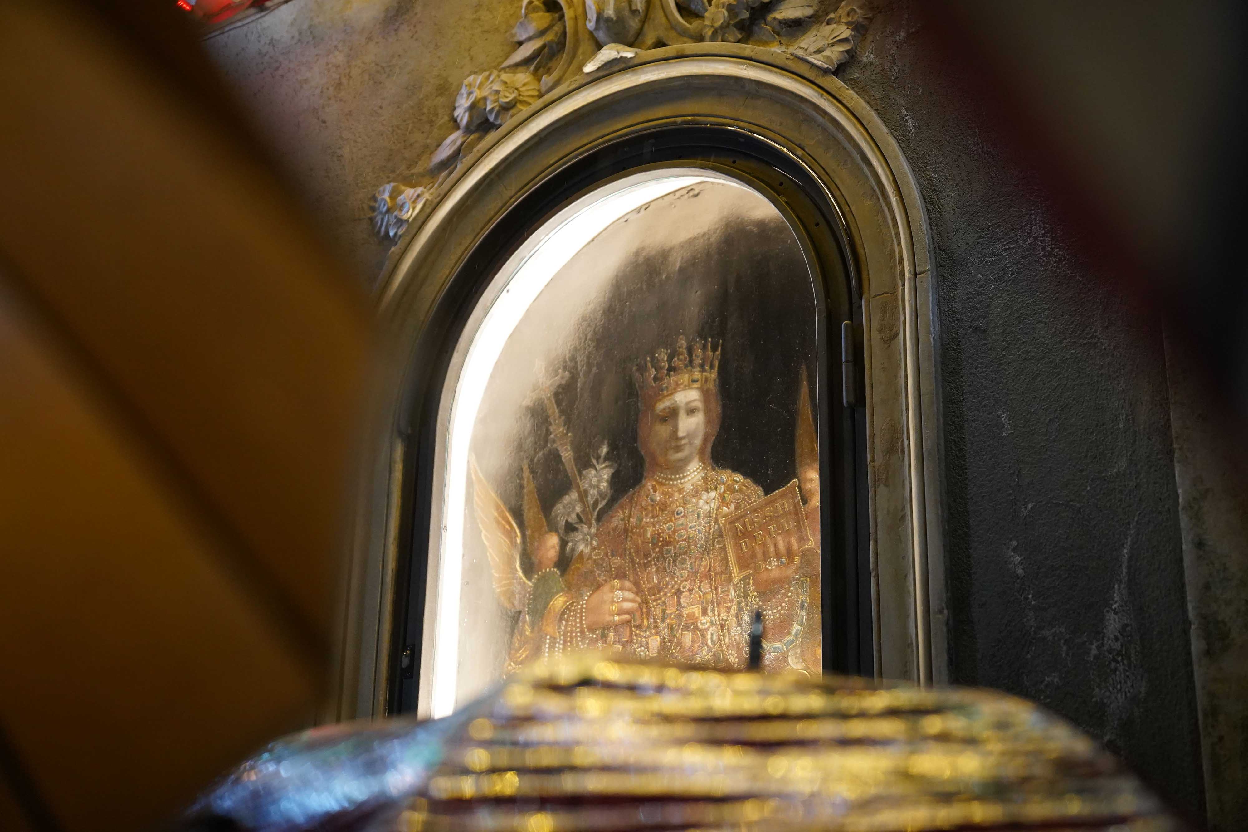 L'icona di Sant'Agata posizionata nuovamente nell'edicola votiva