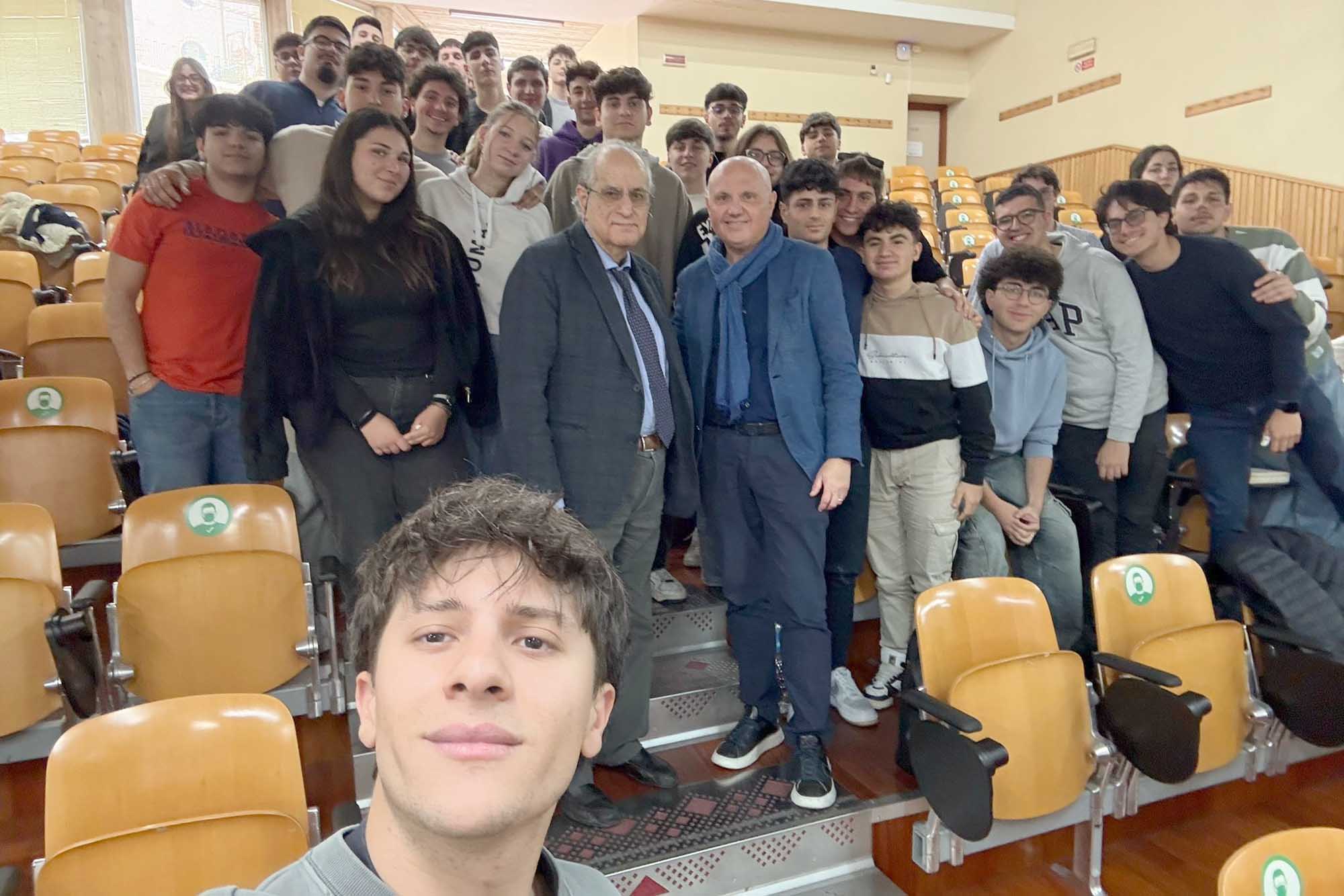 Un momento dell'incontro con il prof. Santo Di Nuovo