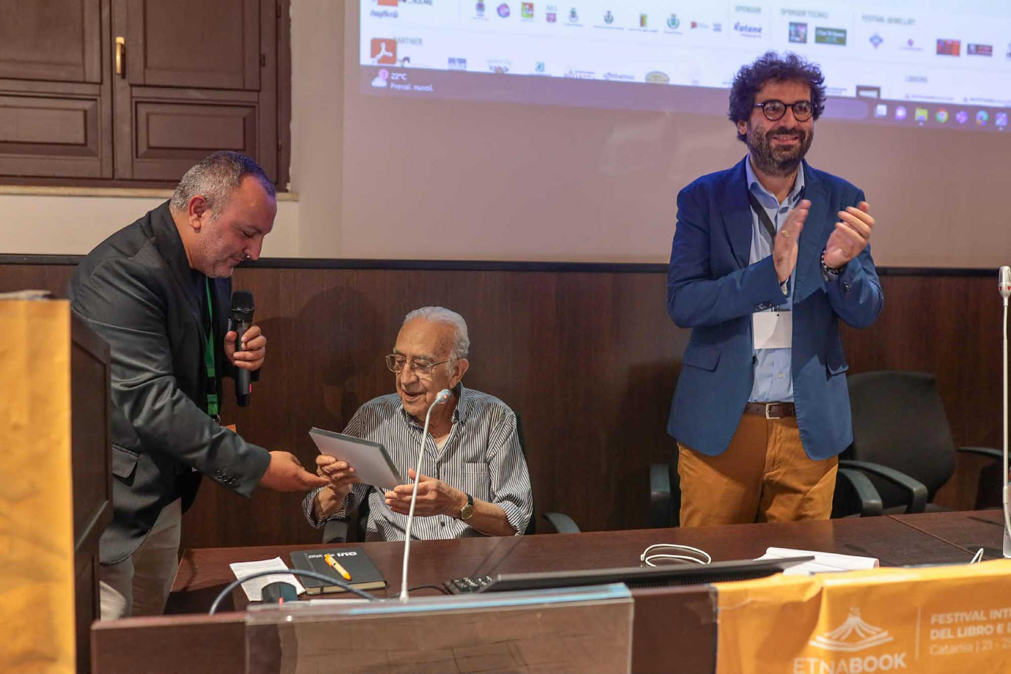 Un momento della consegna del premio a Tuccio Musumeci