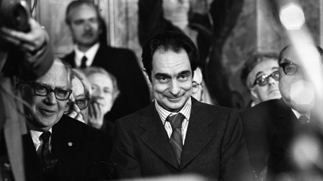 Roma, 18 dicembre 1972: Italo Calvino vincitore del Premio Feltrinelli dell’Accademia dei Lincei per la narrativa (foto Ansa)