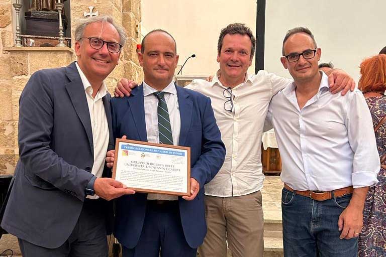 Il gruppo di ricerca italo-spagnolo mentre riceve il premio