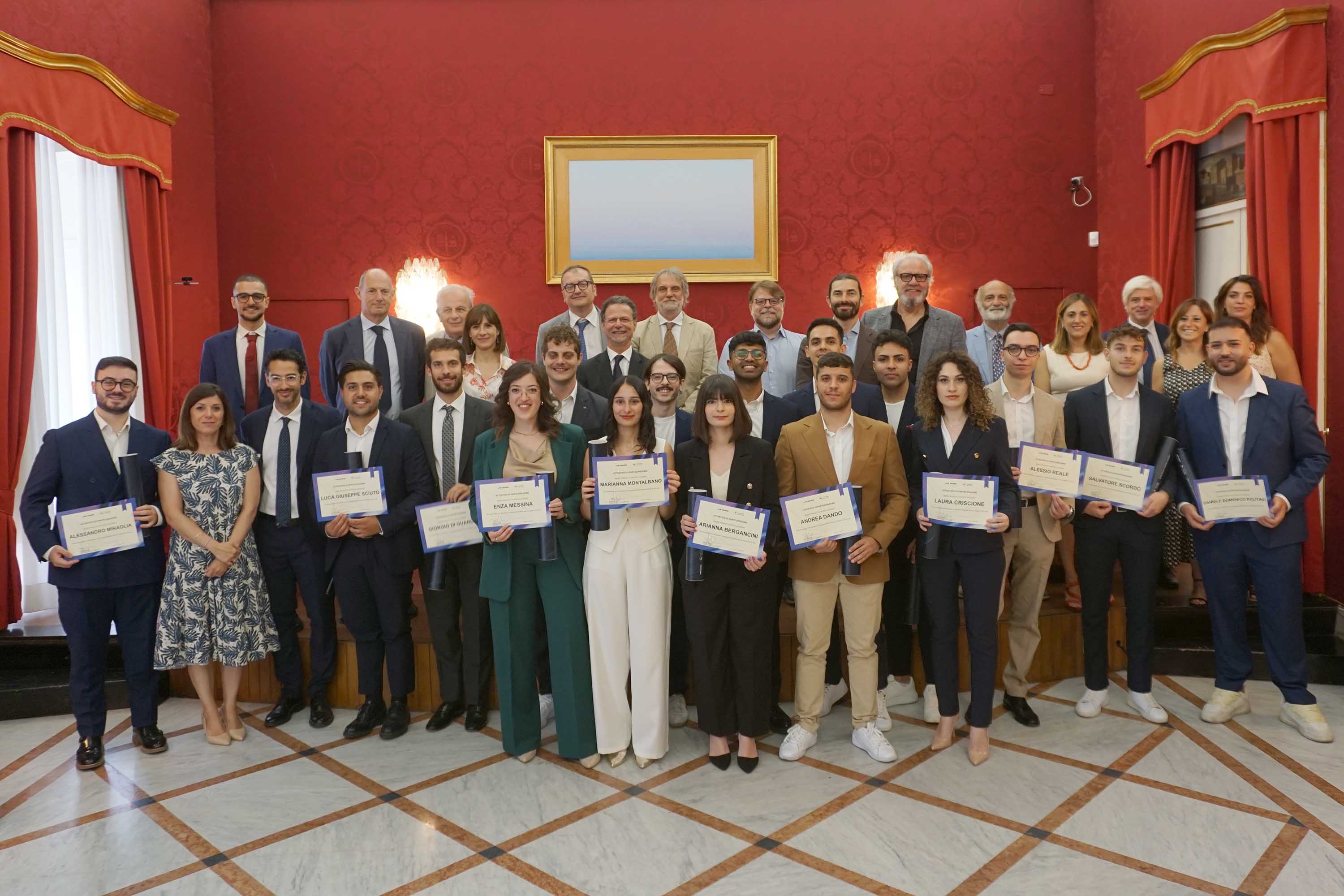 Gli allievi che hanno completato l'Academy insieme con i rappresentanti di Unict e di Maire