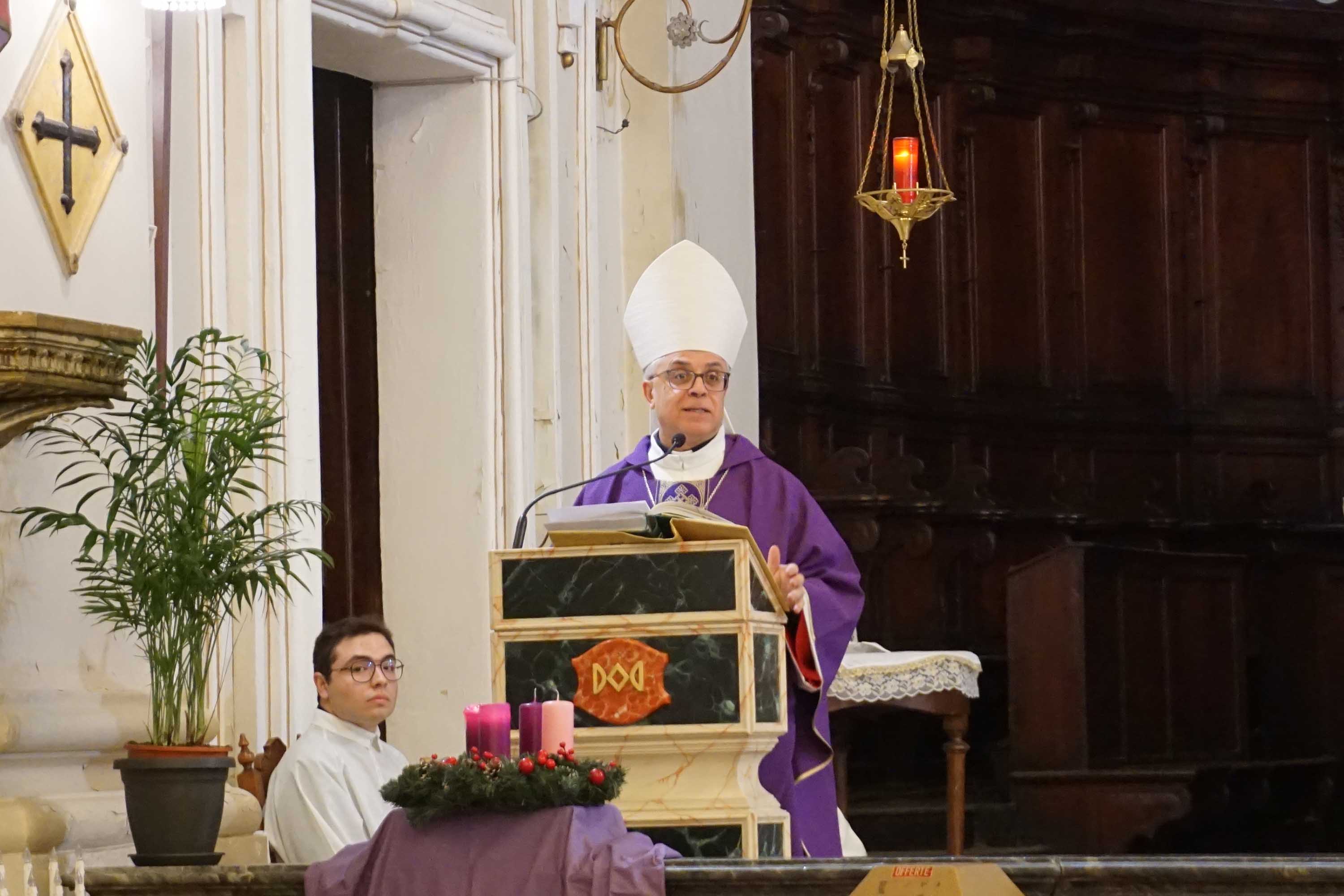 Un momento dell'omelia di mons. Luigi Renna