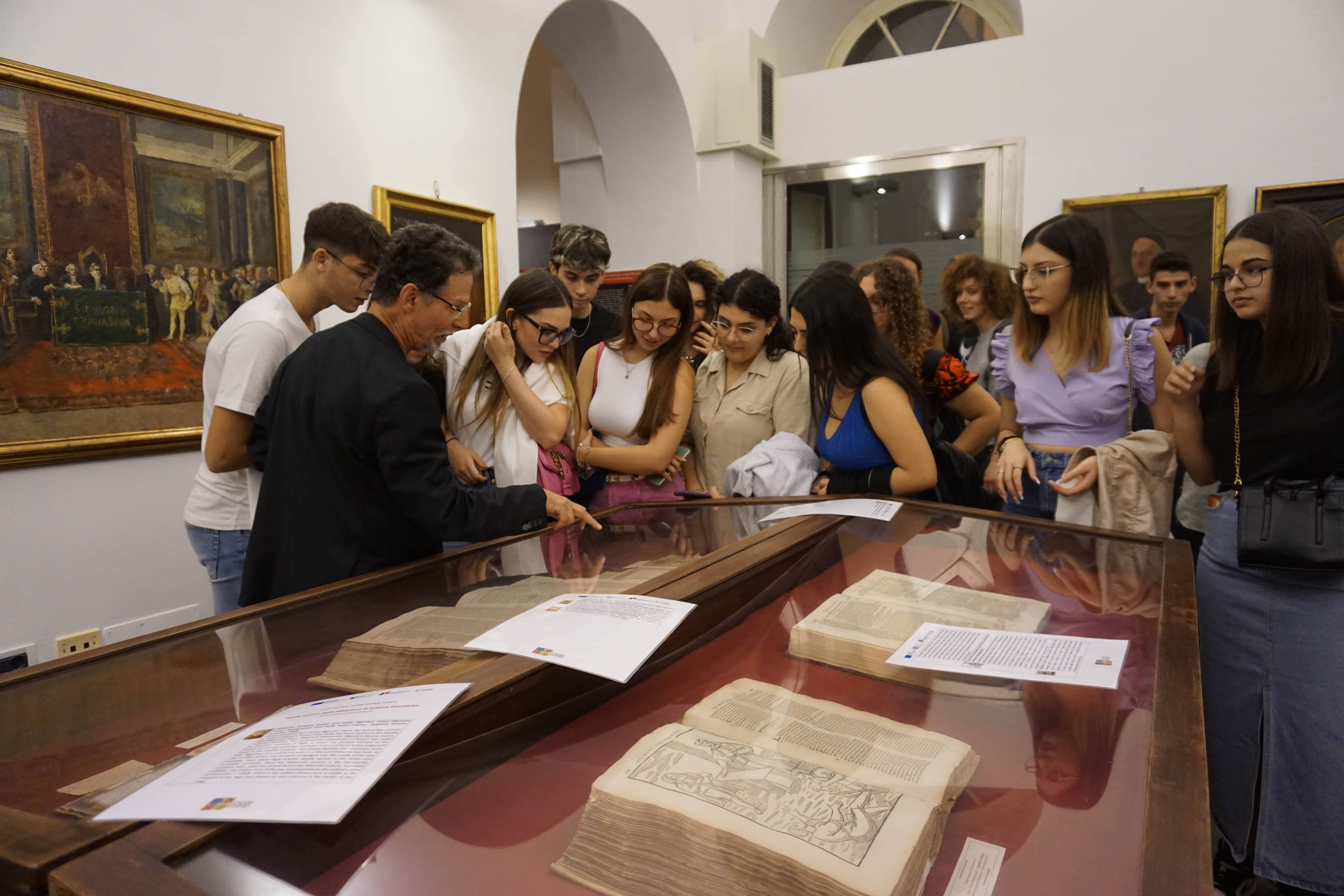 Il rettore Francesco Priolo illustra ai giovani visitatori alcuni documenti storici