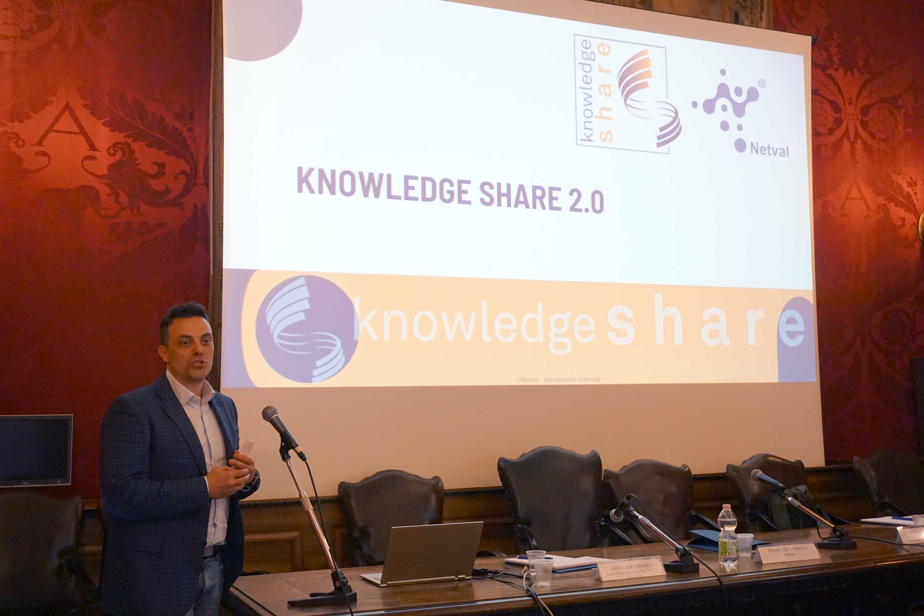Shiva Loccisano mentre illustra la piattaforma Knowledge Share 2.0