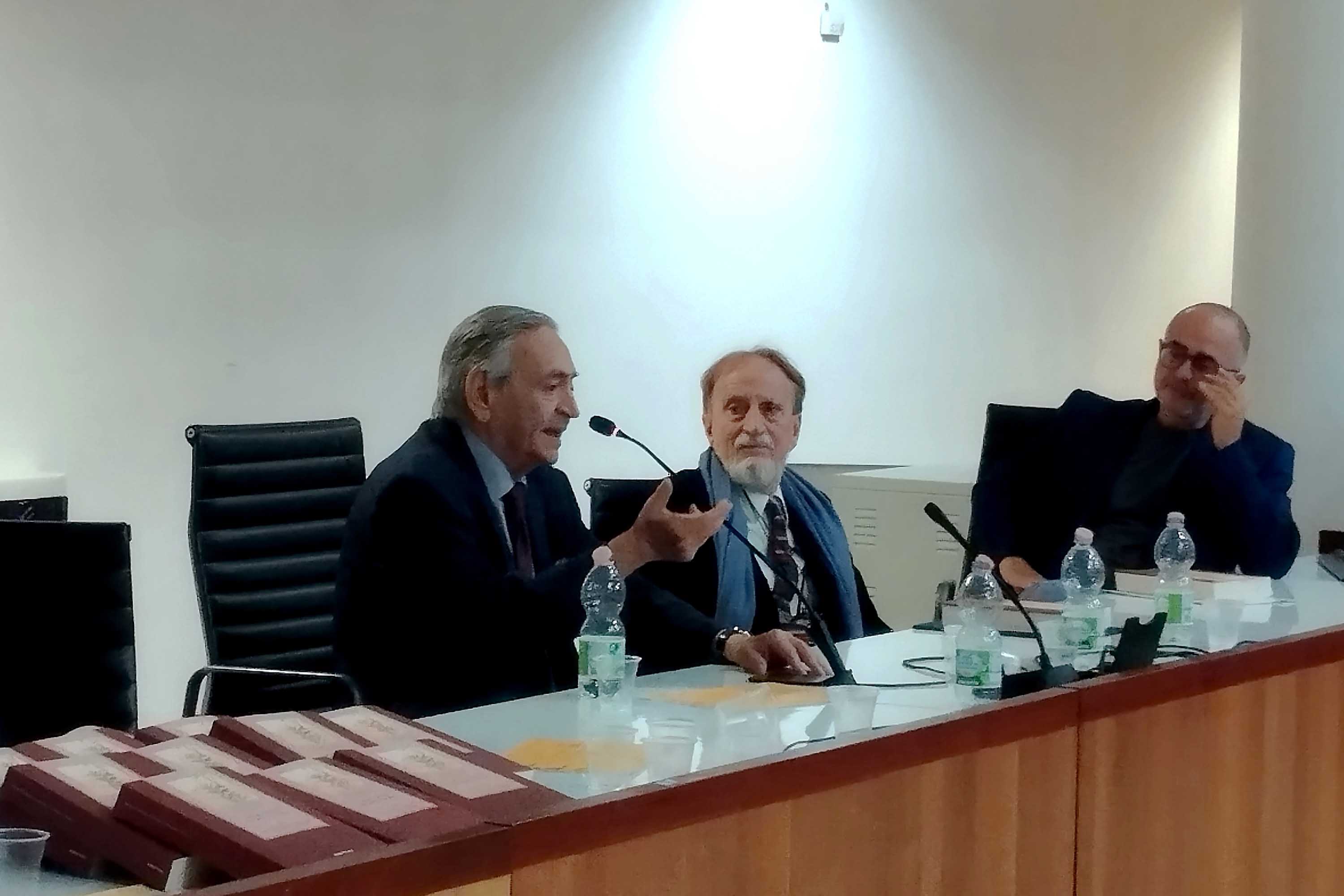 Un momento dell'intervento del prof. Antonio Pioletti