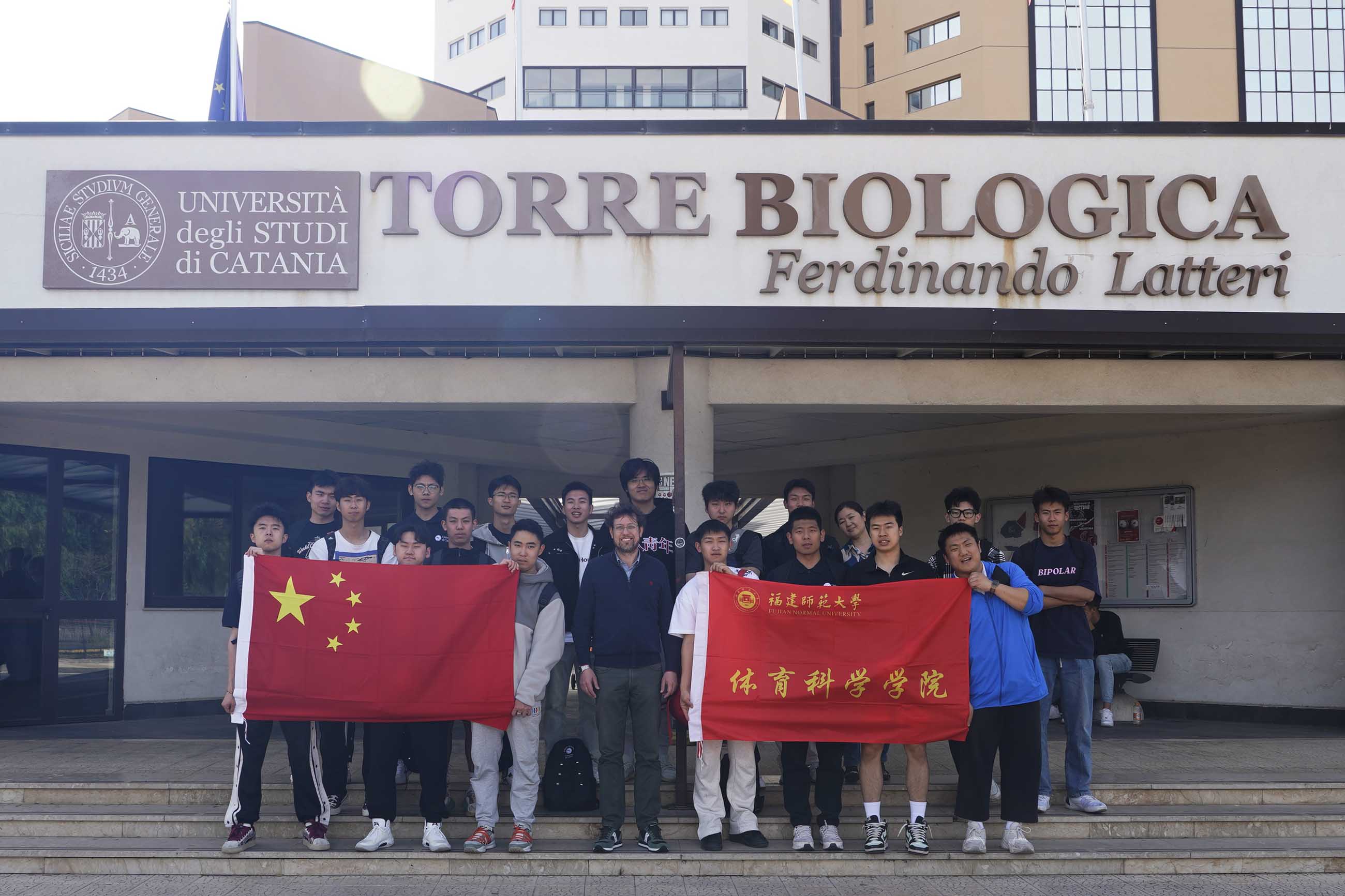 I venti studenti cinesi insieme con il prof. Giuseppe Musumeci