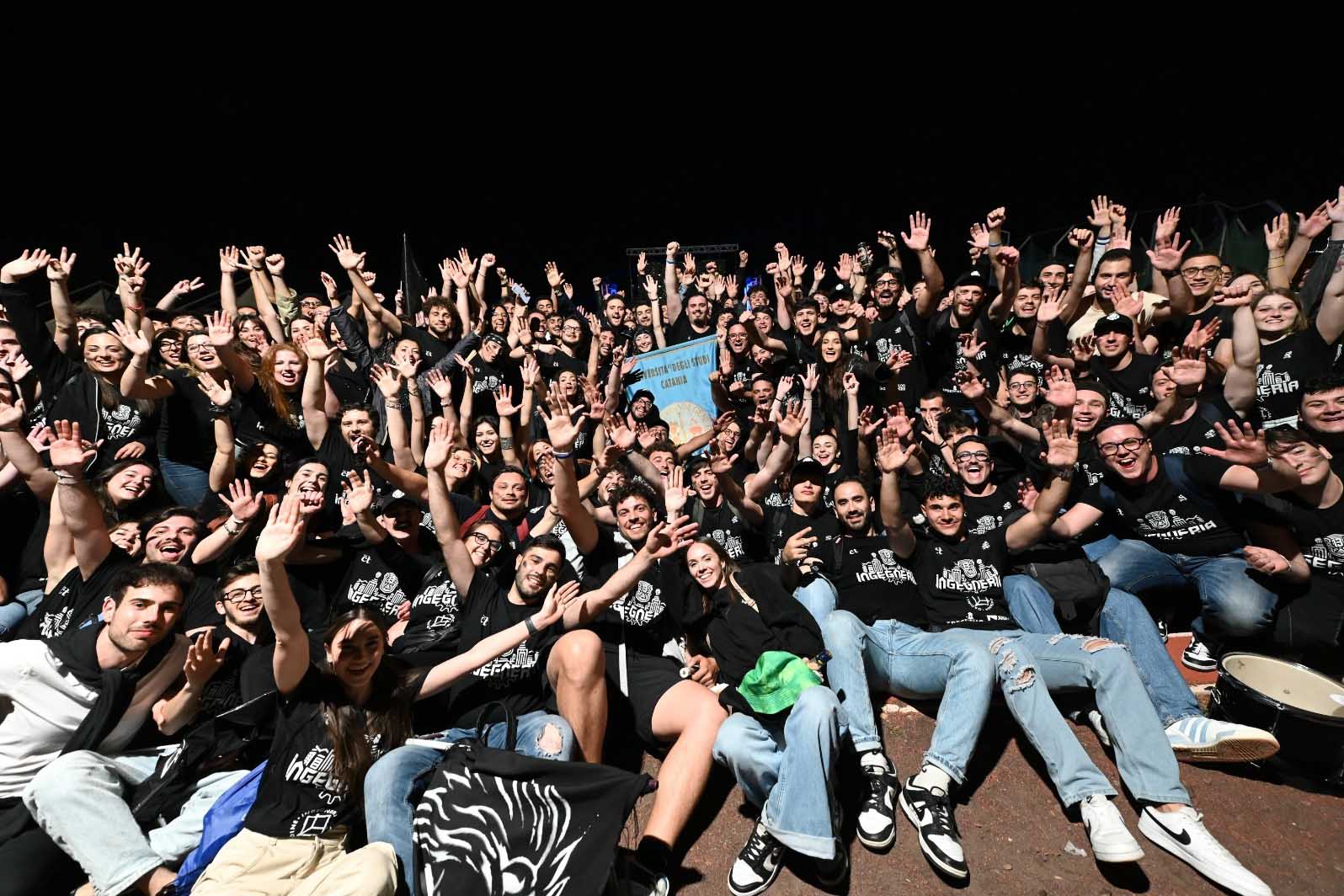 Il team di Ingegneria con il gonfalone del Palio d'Ateneo