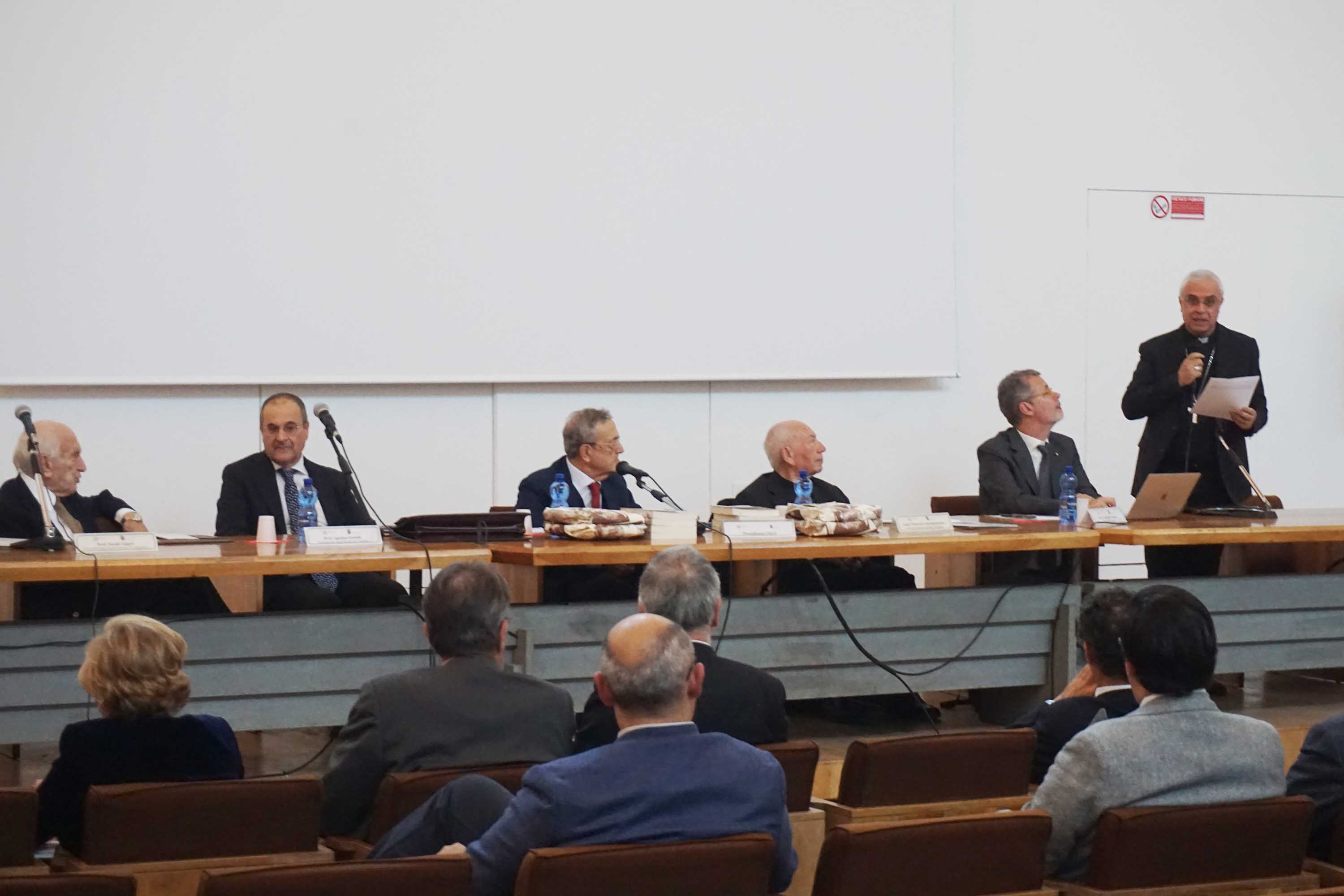 Un momento dell'intervento di monsignor Luigi Renna