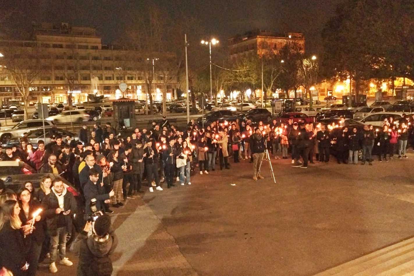 Studentesse e studenti davanti alla scalinata del Palazzo di Giustizia in piazza Verga