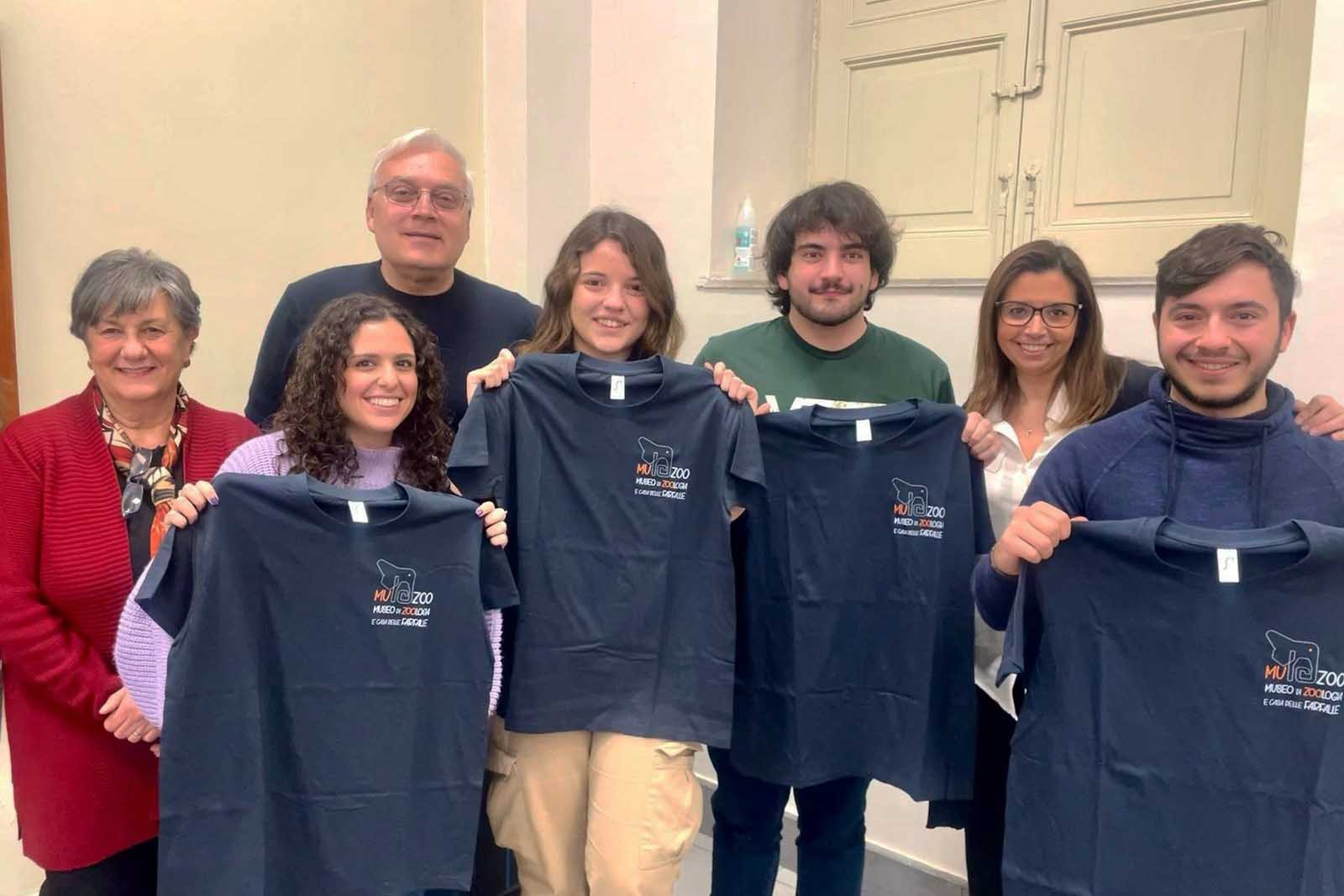 Gli studenti Adriana Castaldo, Aurora Pia Caudullo, Davide Di Grazia e Matteo Finocchiaro insieme con i docenti Venera Ferrito e Anna Maria Pappalardo e al dott. Fabio Massimo Viglianisi