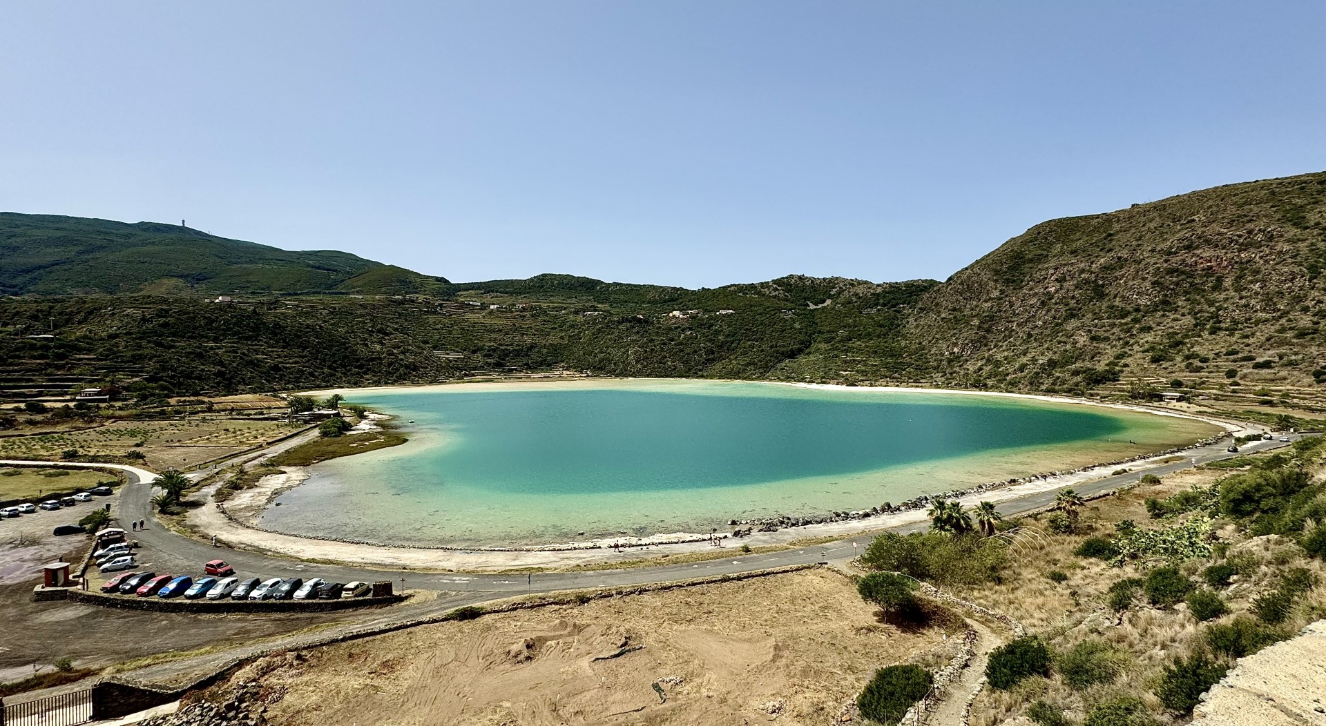 Il lago Specchio di Venere a Pantelleria con le sue acque calde e policromatiche