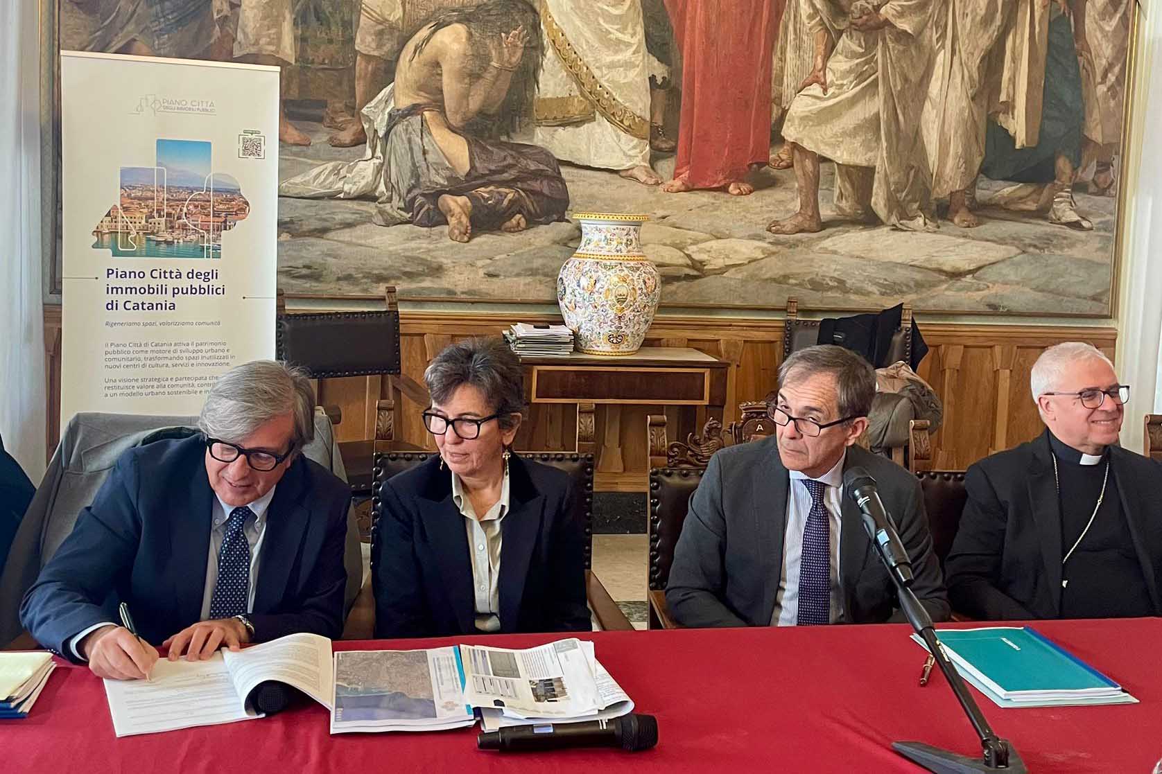 Un momento della sottoscrizione dell'accordo da parte del rettore Enrico Foti