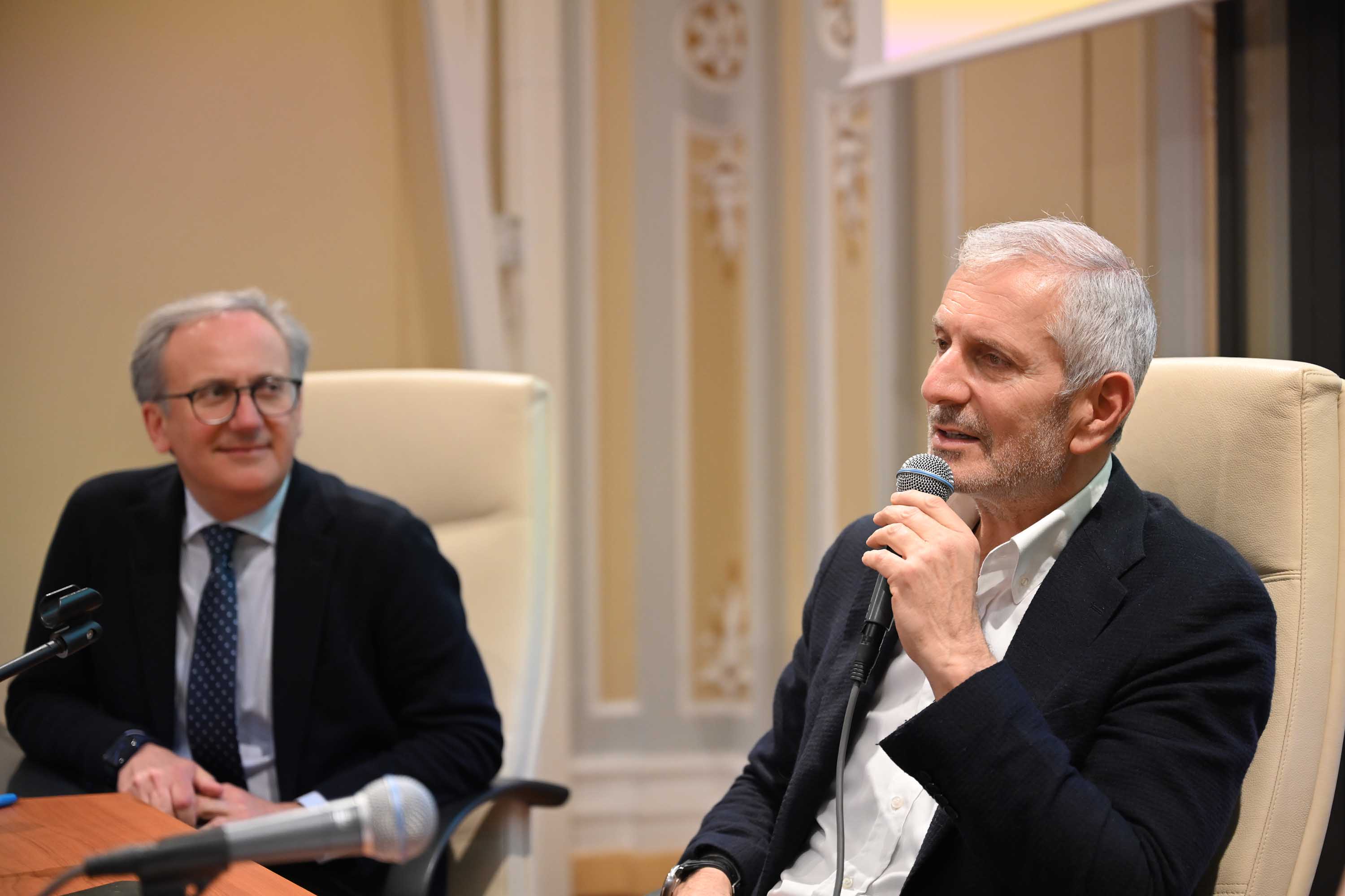 Un momento dell'intervento di Gianrico Carofiglio. Al suo fianco il presidente della Scuola Superiore di Catania, Daniele Malfitana